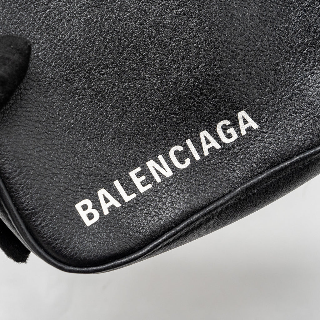 balenciaga-triangle-zip-clutch-calfskin-black-shw