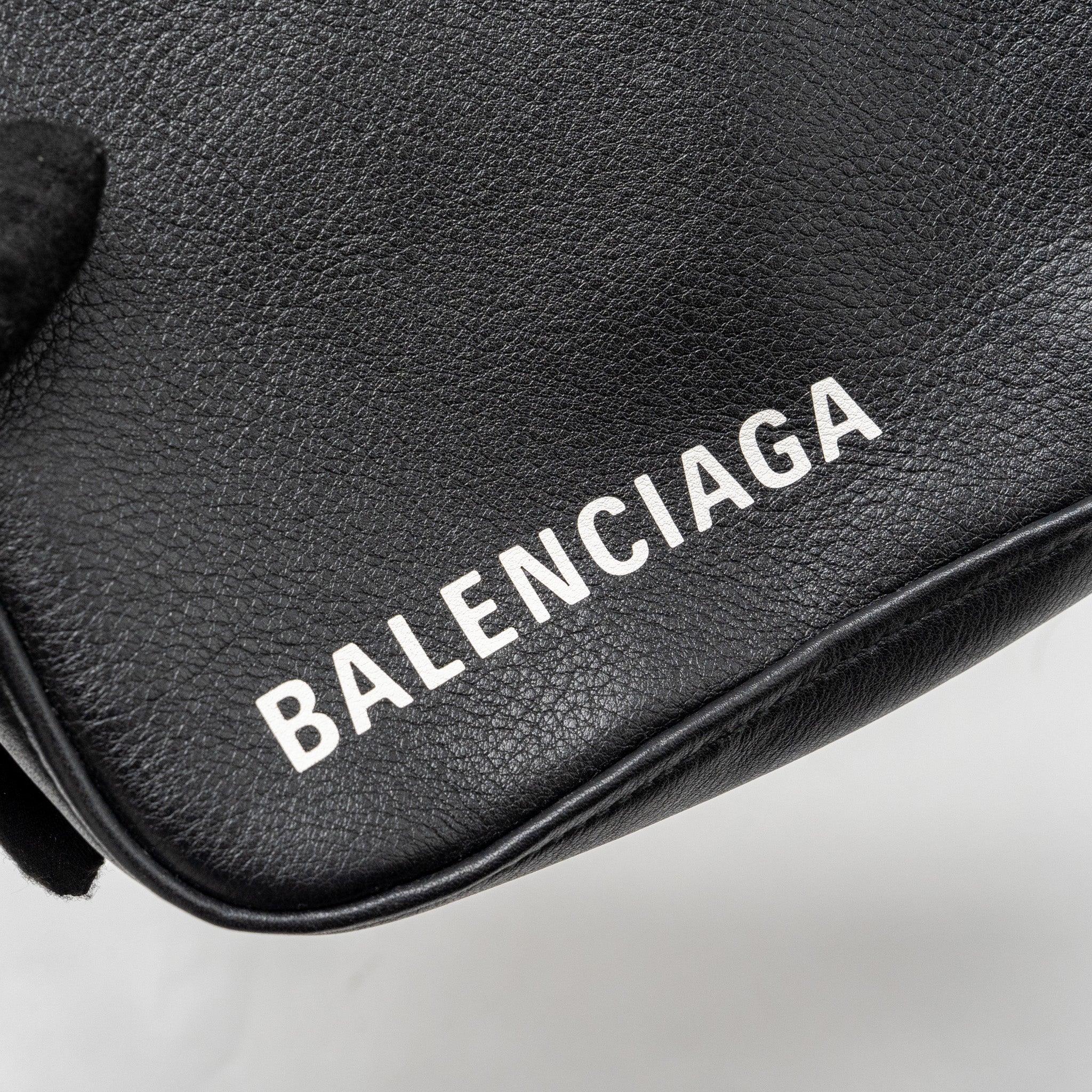 balenciaga-triangle-zip-clutch-calfskin-black-shw