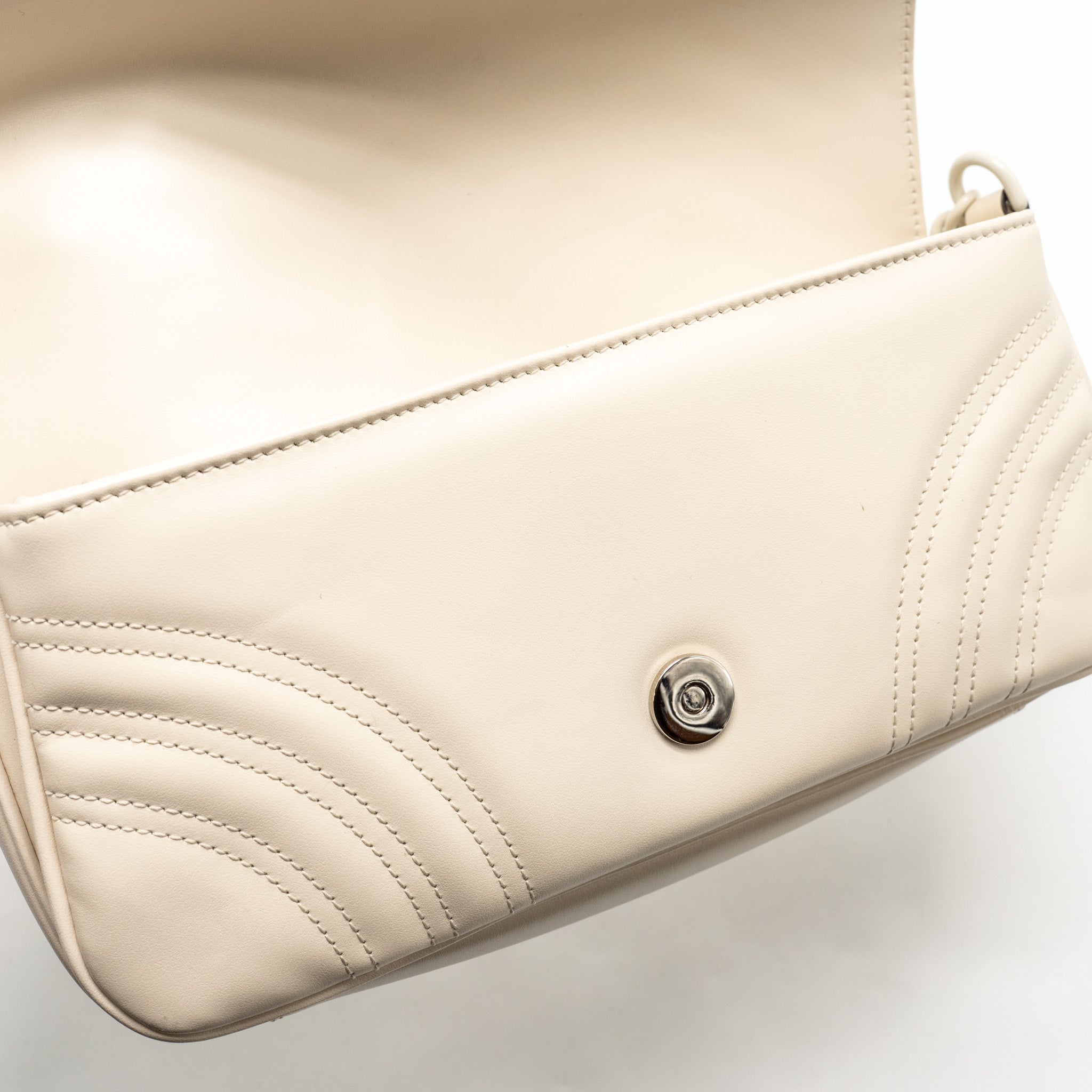 gucci-medium-gg-marmont-shoulder-bag-white-matelasse-chevron-leather-with-white-hardware-copy
