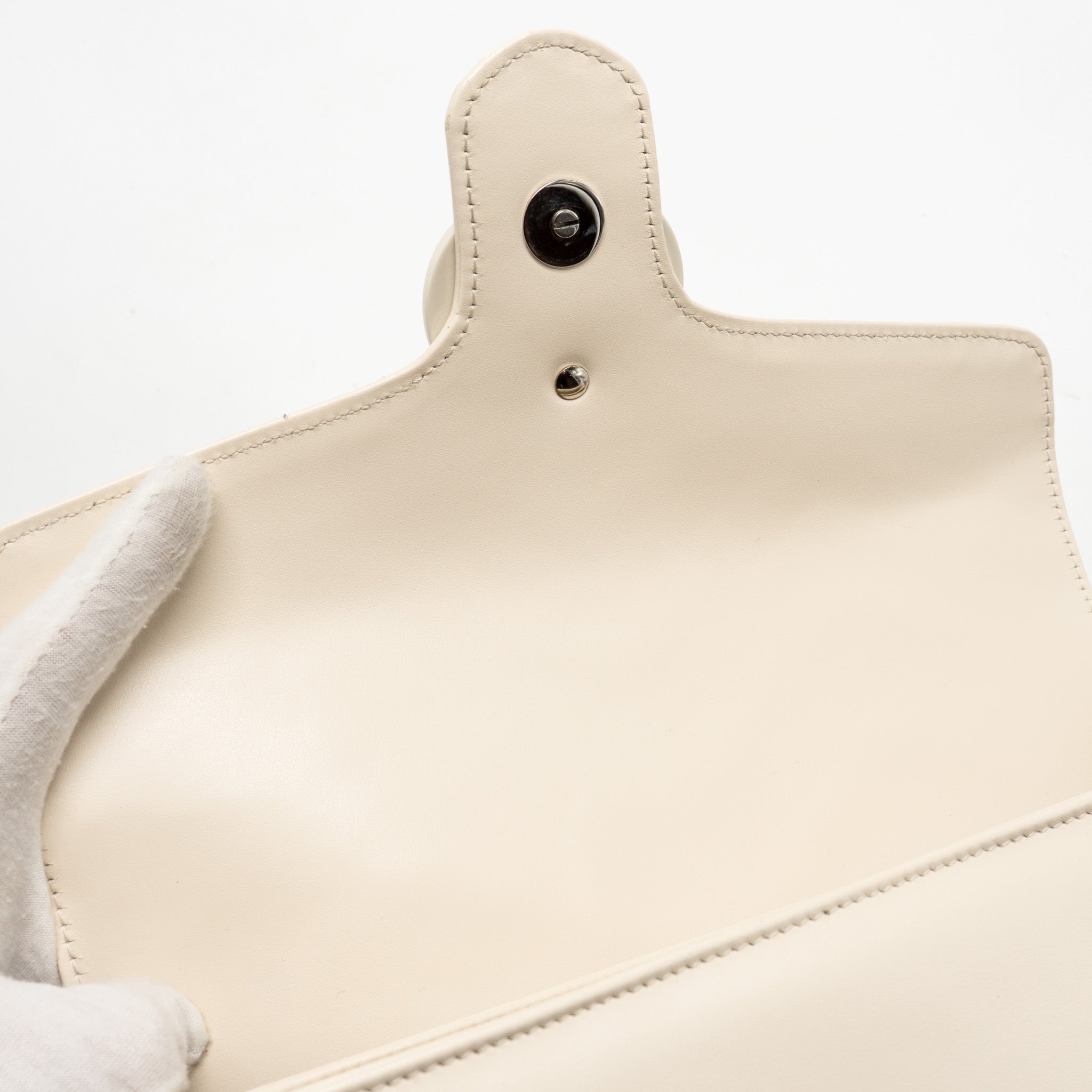 gucci-medium-gg-marmont-shoulder-bag-white-matelasse-chevron-leather-with-white-hardware-copy
