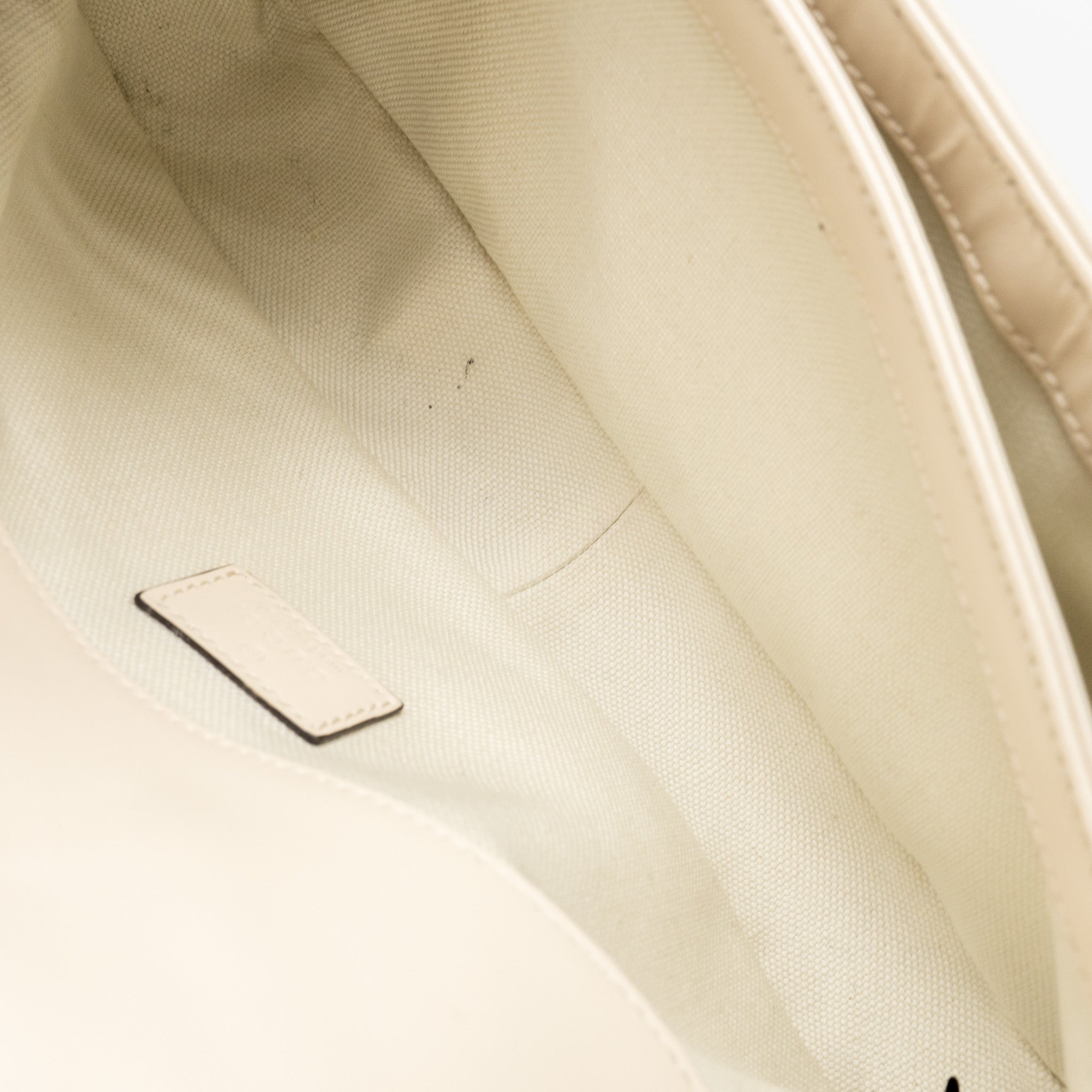 gucci-medium-gg-marmont-shoulder-bag-white-matelasse-chevron-leather-with-white-hardware-copy