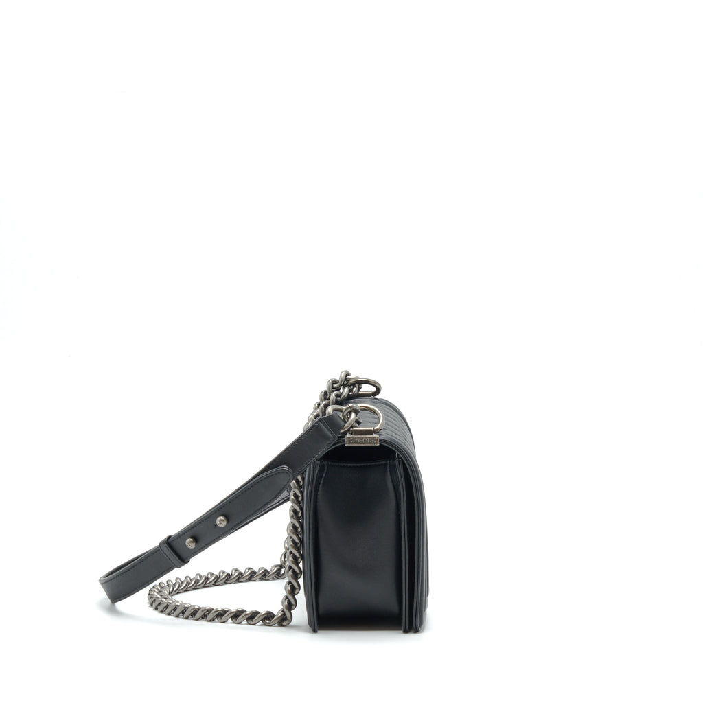 chanel-medium-boy-calfskin-black-ruthenium-hardware