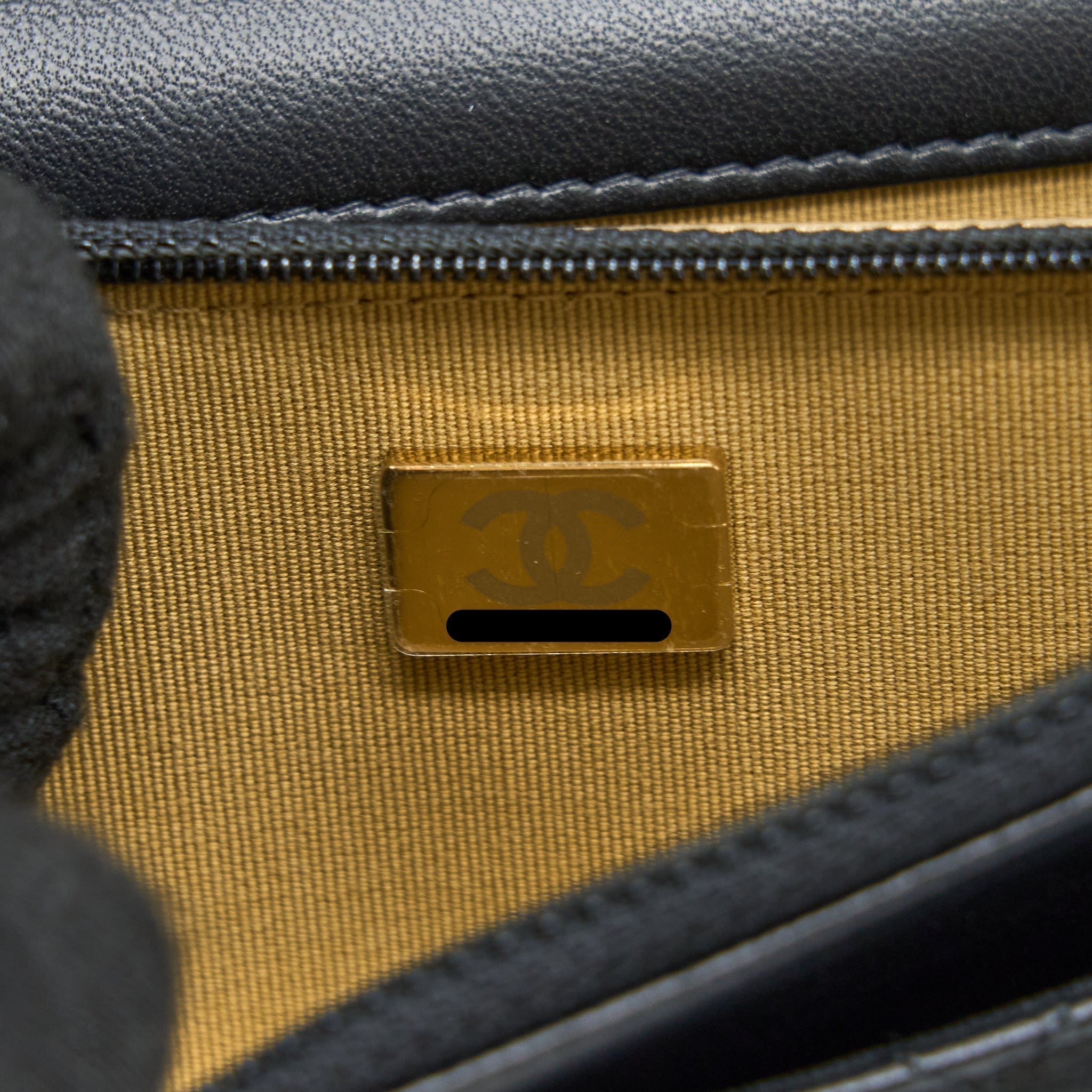 chanel-pearl-crush-wallet-on-chain-lambskin-black-ghw-microchip-5