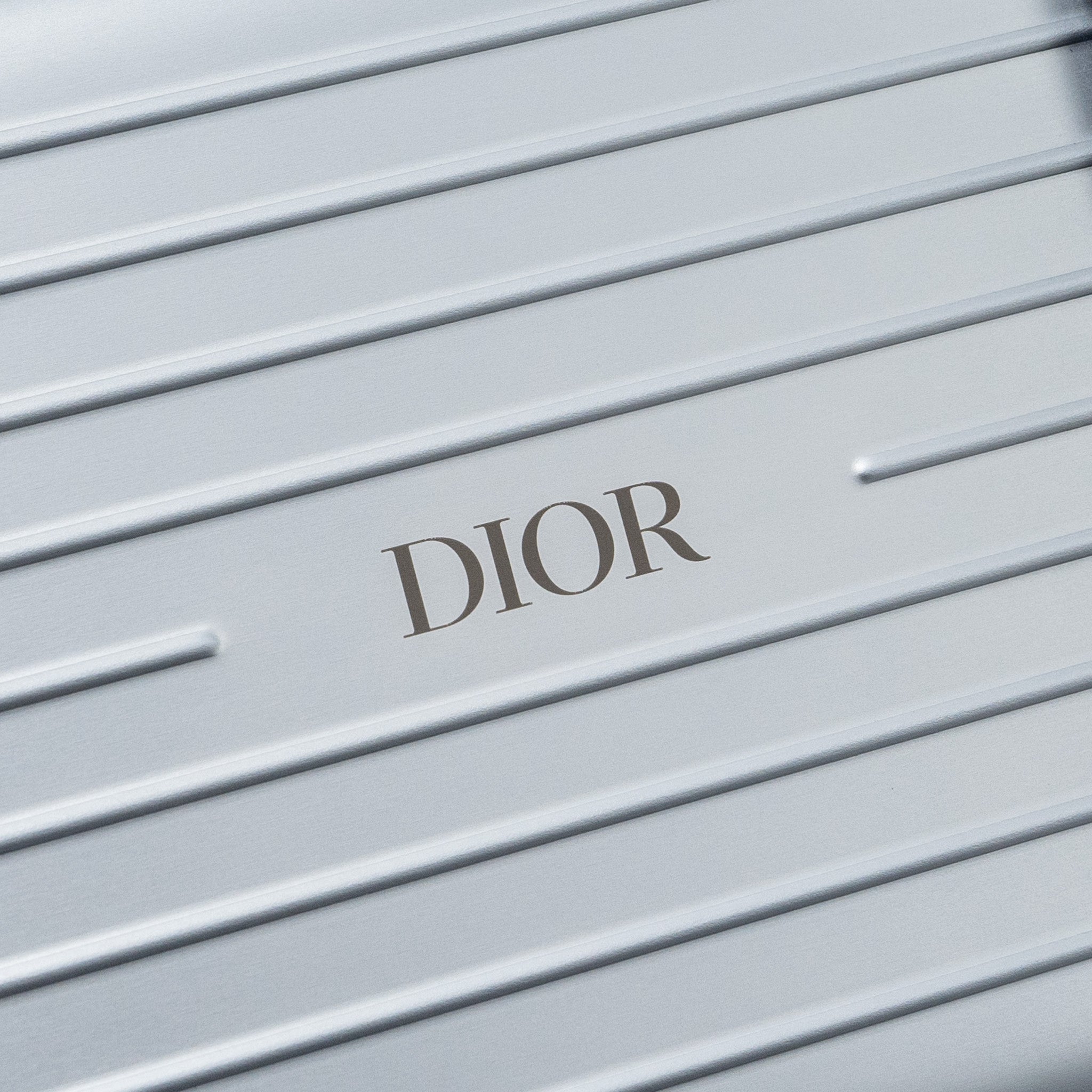 dior-x-rimowa-clutch-trunk-bag-aluminium-calfskin-silver-black-with-shw