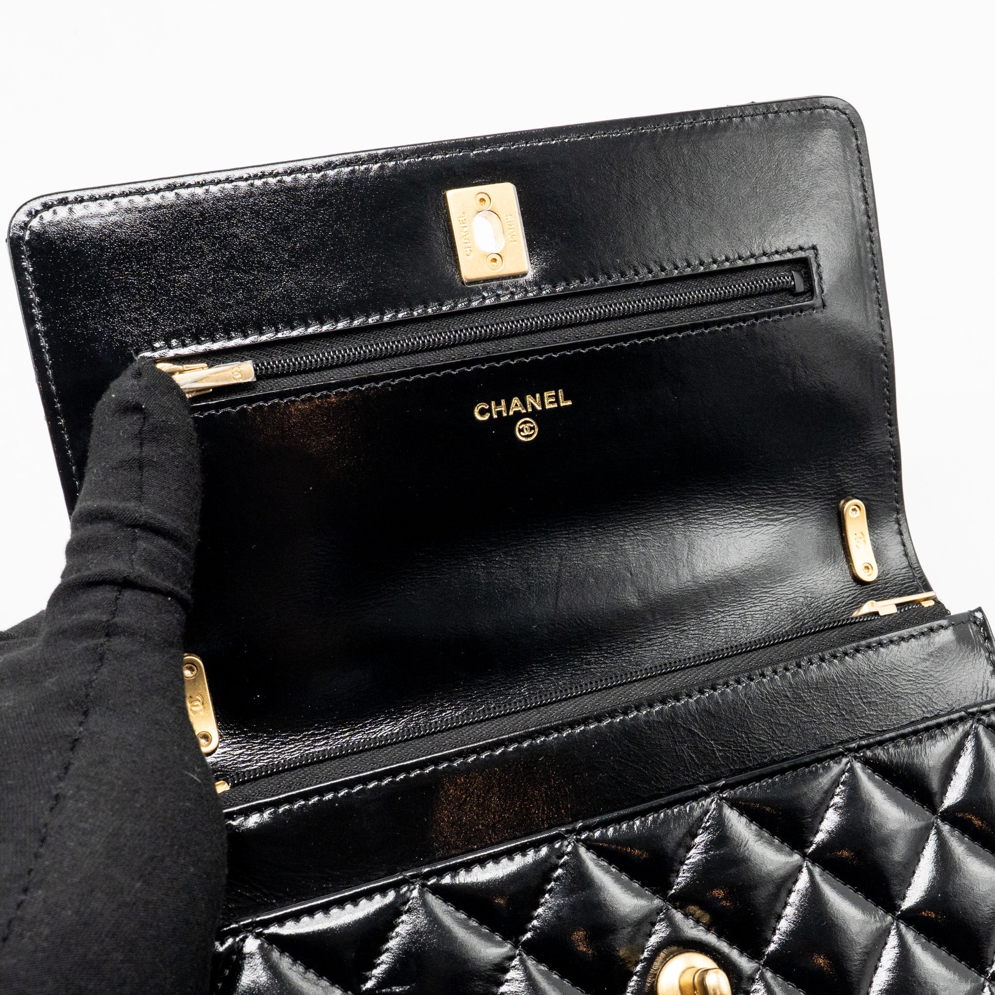 chanel-24a-detailed-chain-wallet-on-chain-shiny-calfskin-black-ghw-microchip