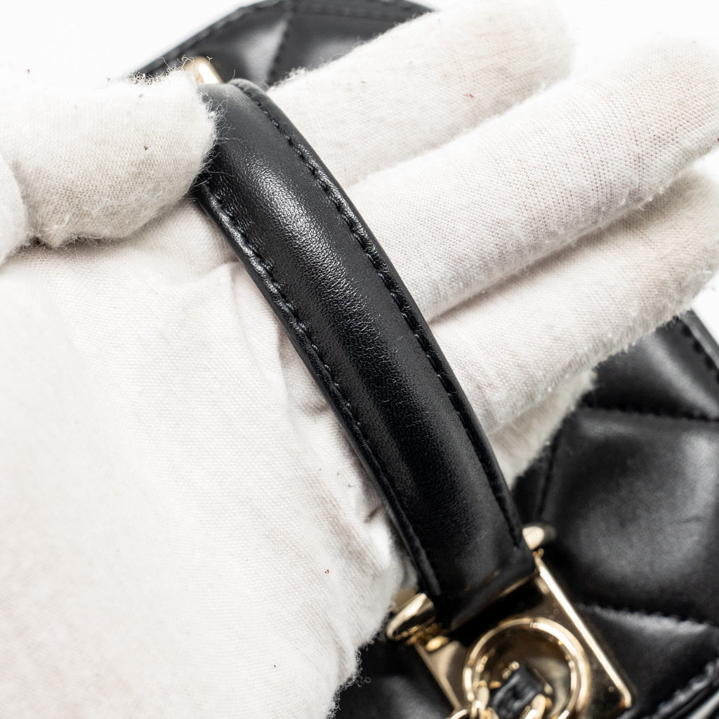 chanel-trendy-cc-round-vanity-case-crossbody-bag-lambskin-black-lghw-1