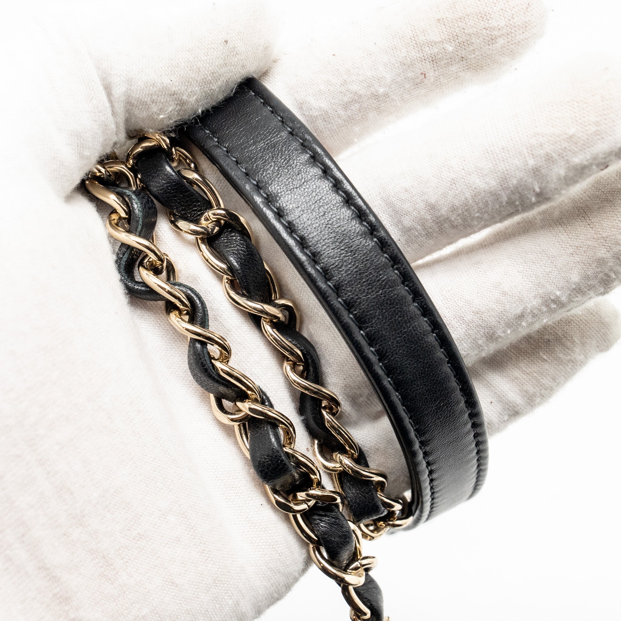 chanel-trendy-cc-round-vanity-case-crossbody-bag-lambskin-black-lghw-1