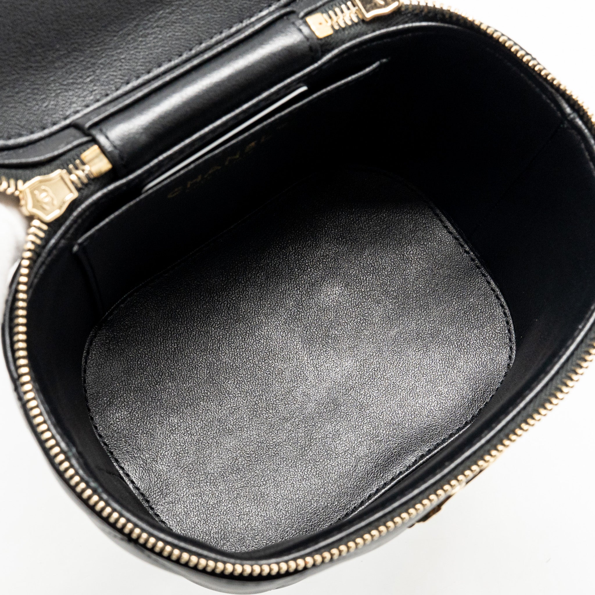 chanel-trendy-cc-round-vanity-case-crossbody-bag-lambskin-black-lghw-1