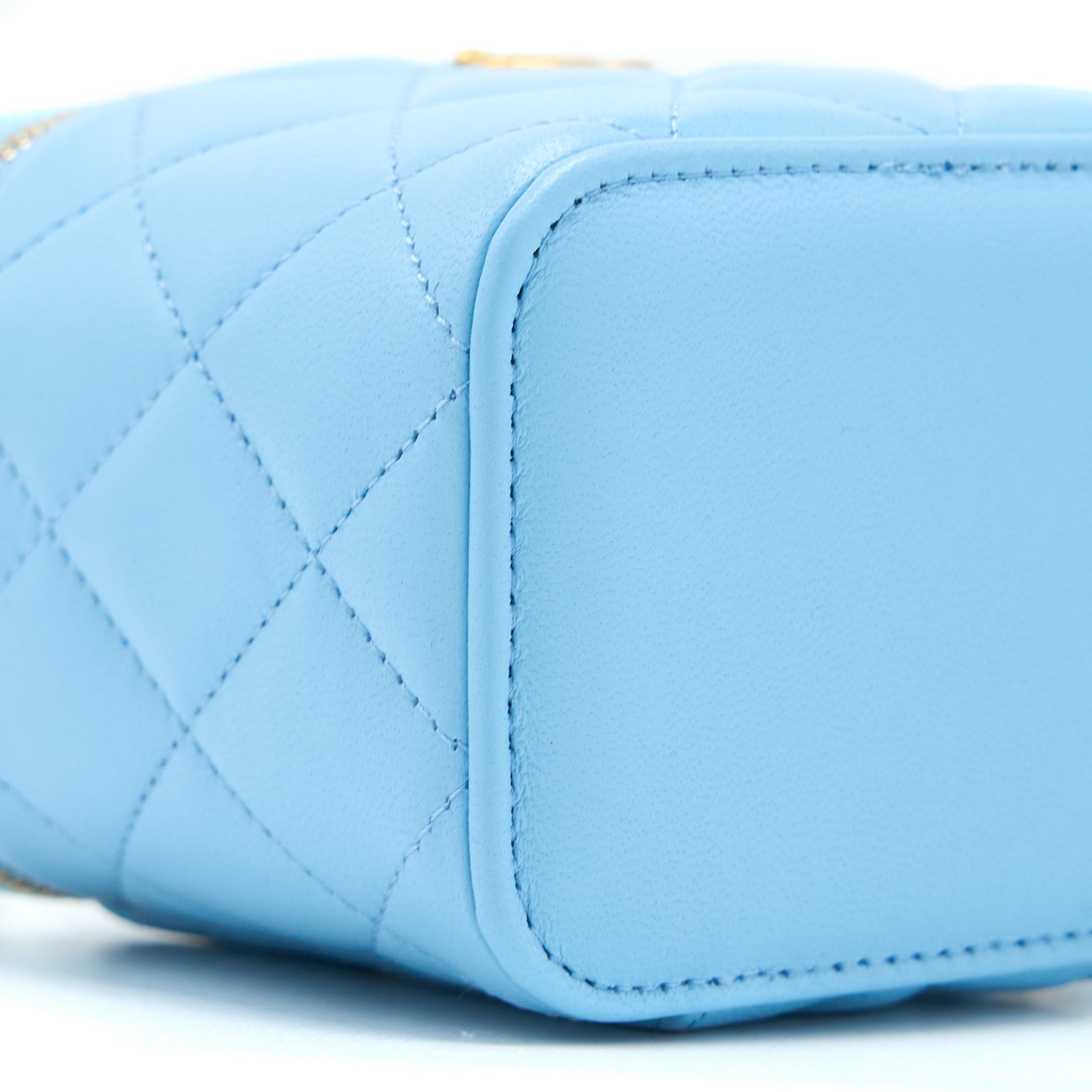 chanel-22s-pearl-crush-mini-vanity-case-lambskin-light-blue-brushed-ghw