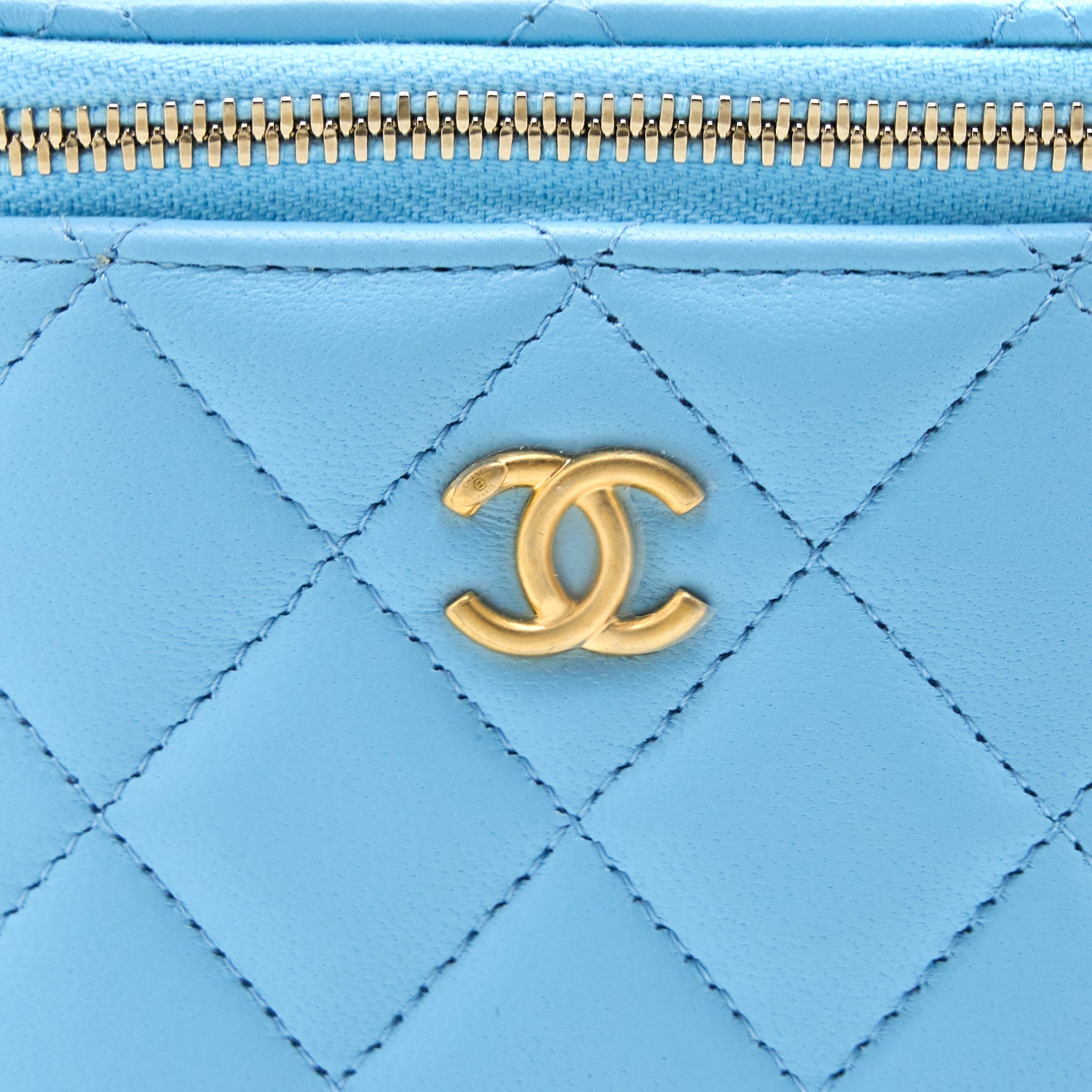 chanel-22s-pearl-crush-mini-vanity-case-lambskin-light-blue-brushed-ghw