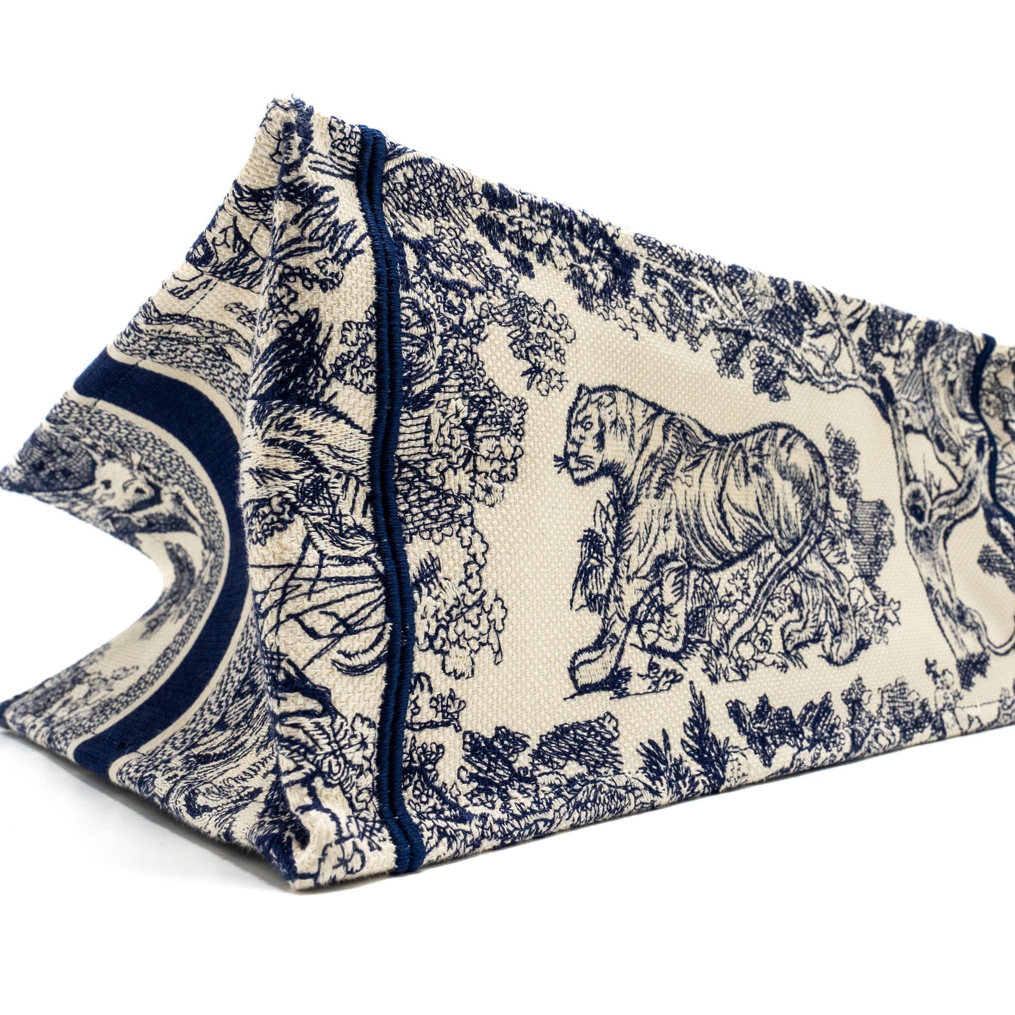 dior-medium-book-tote-toile-de-jouy-emboidery