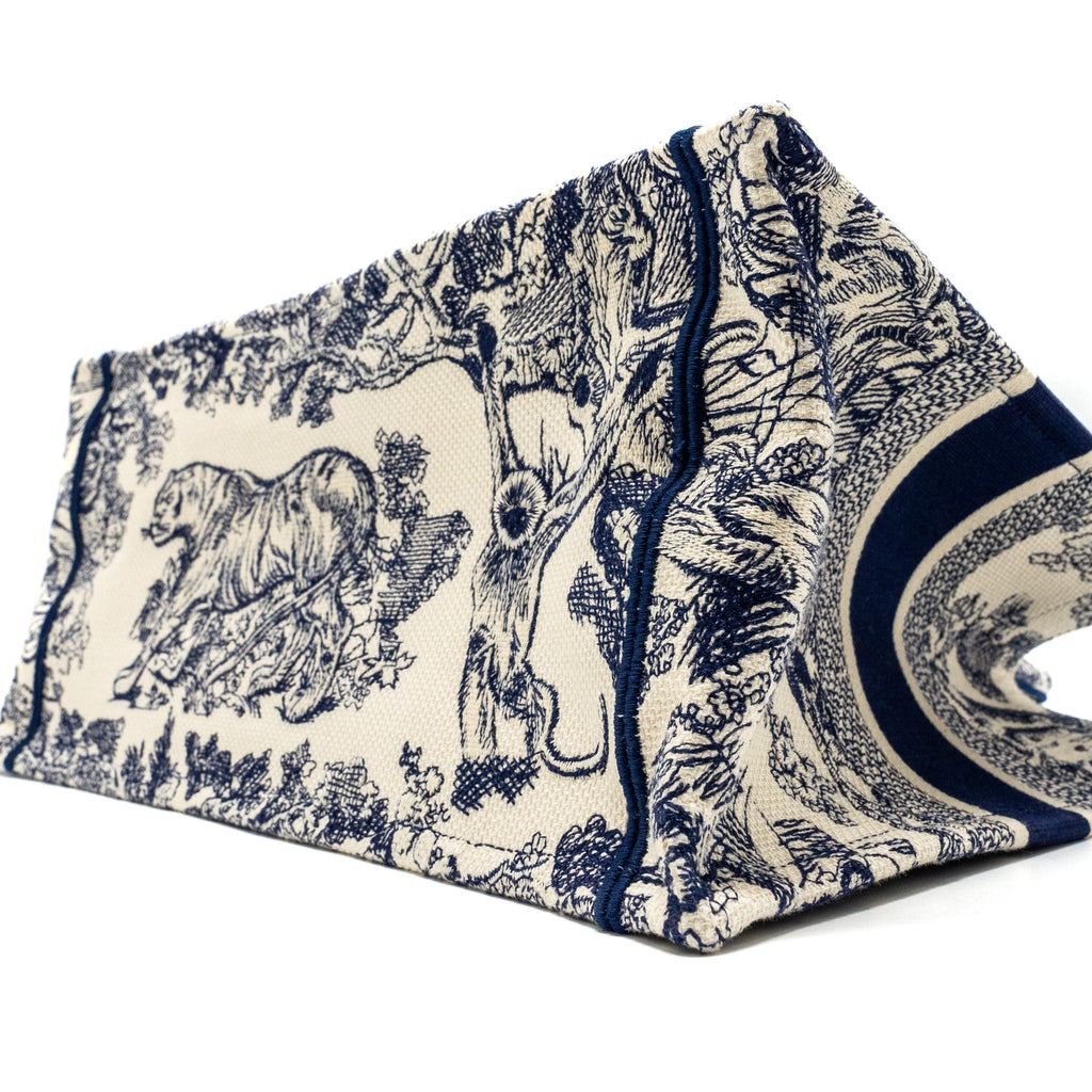 dior-medium-book-tote-toile-de-jouy-emboidery