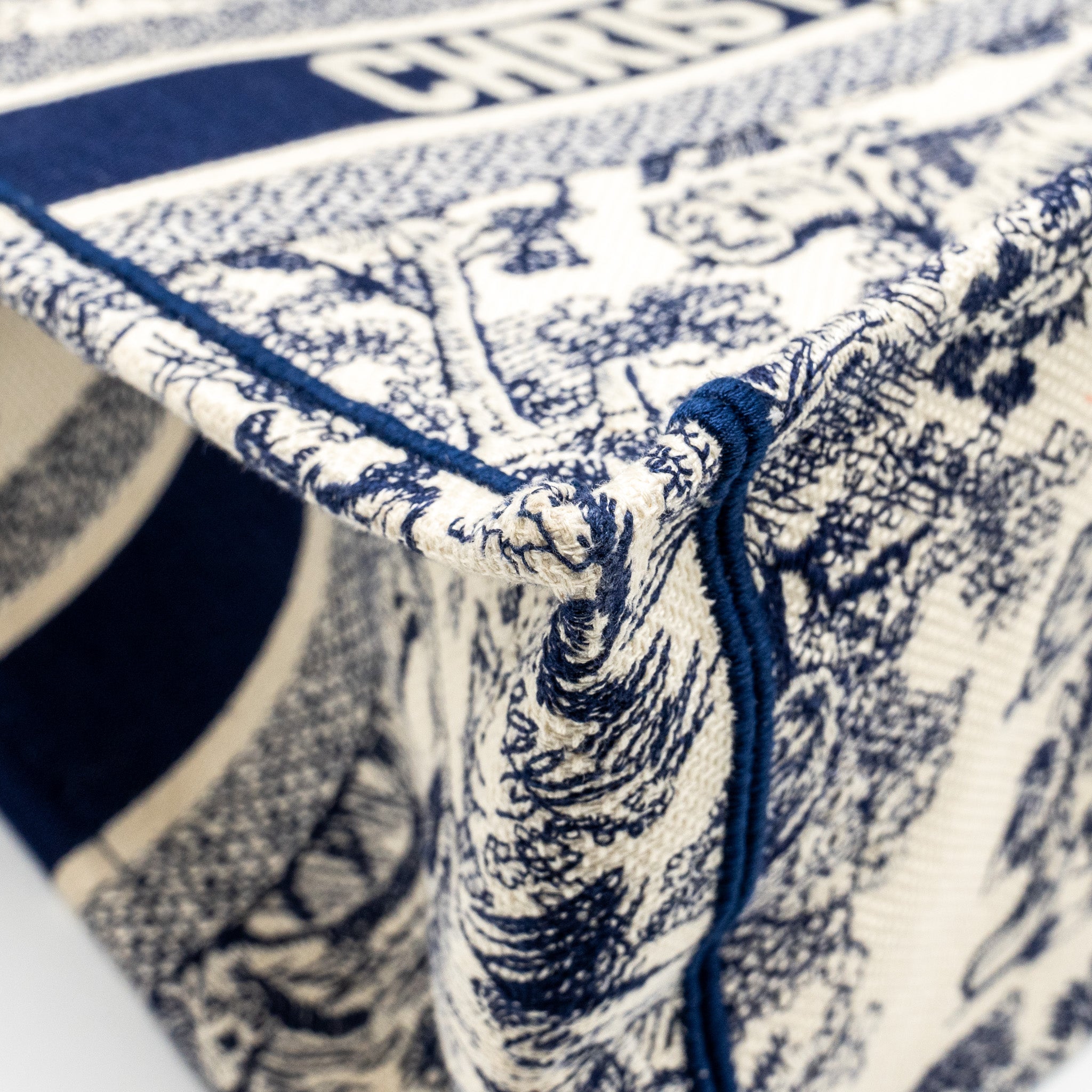 dior-medium-book-tote-toile-de-jouy-emboidery