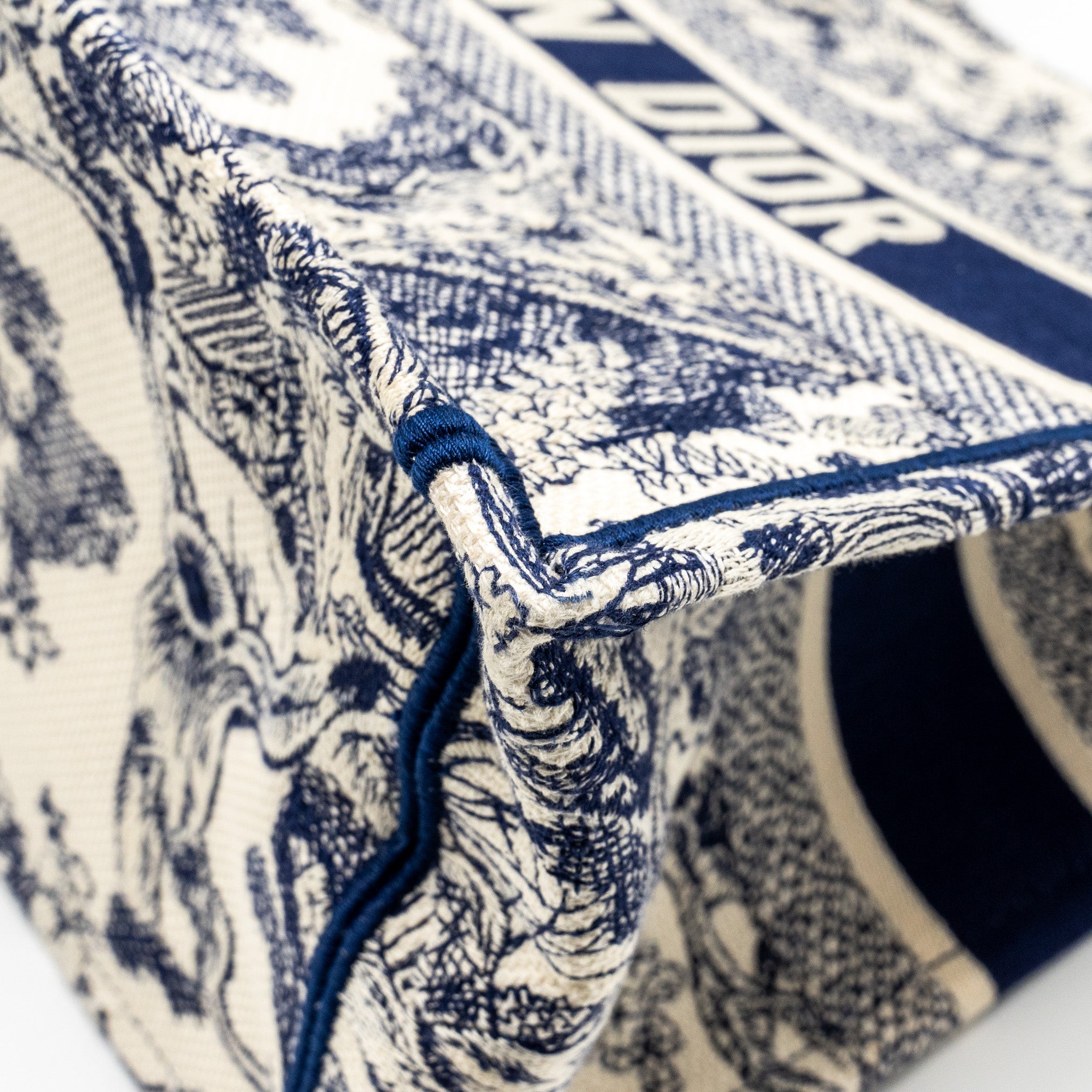 dior-medium-book-tote-toile-de-jouy-emboidery