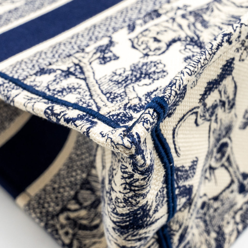 dior-medium-book-tote-toile-de-jouy-emboidery