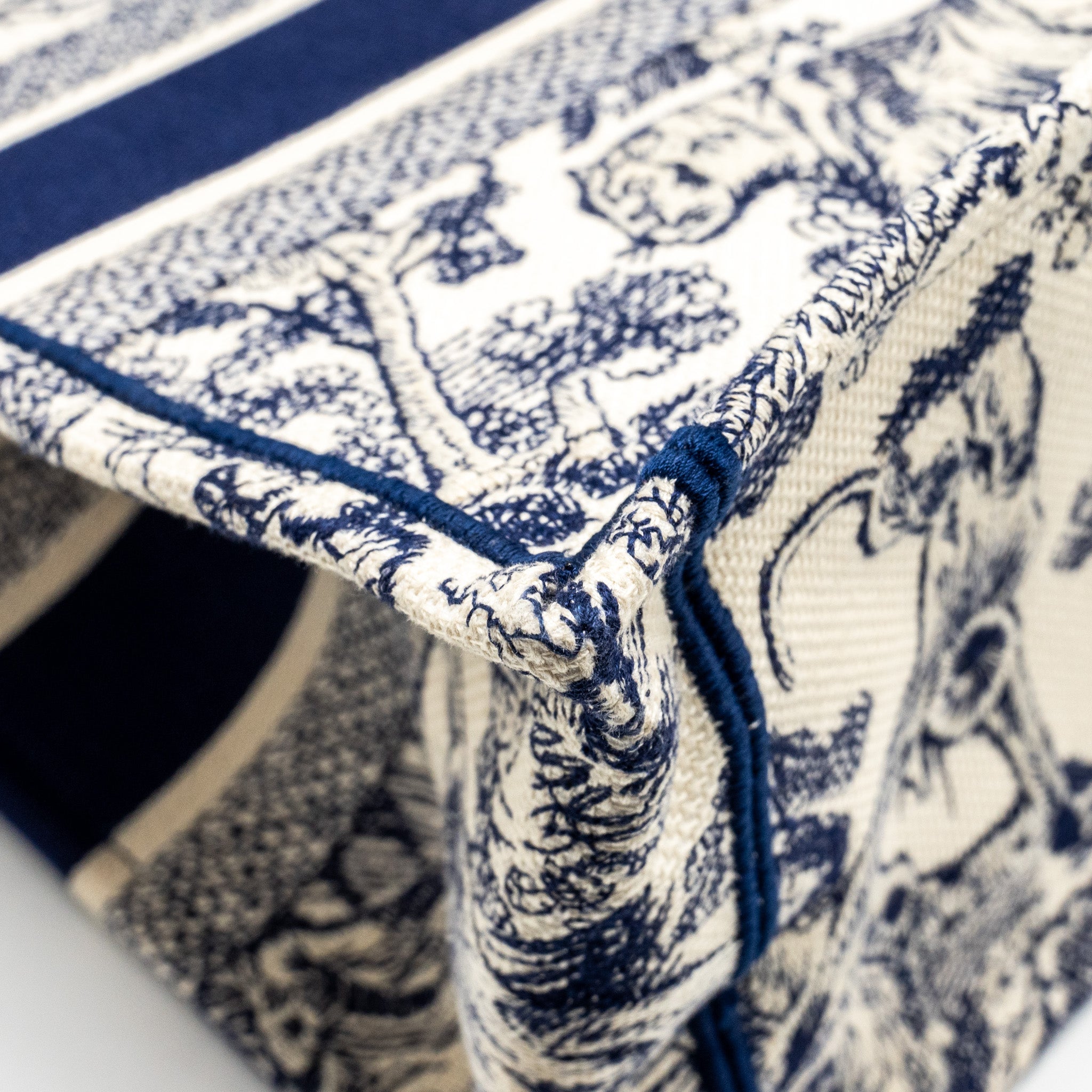 dior-medium-book-tote-toile-de-jouy-emboidery
