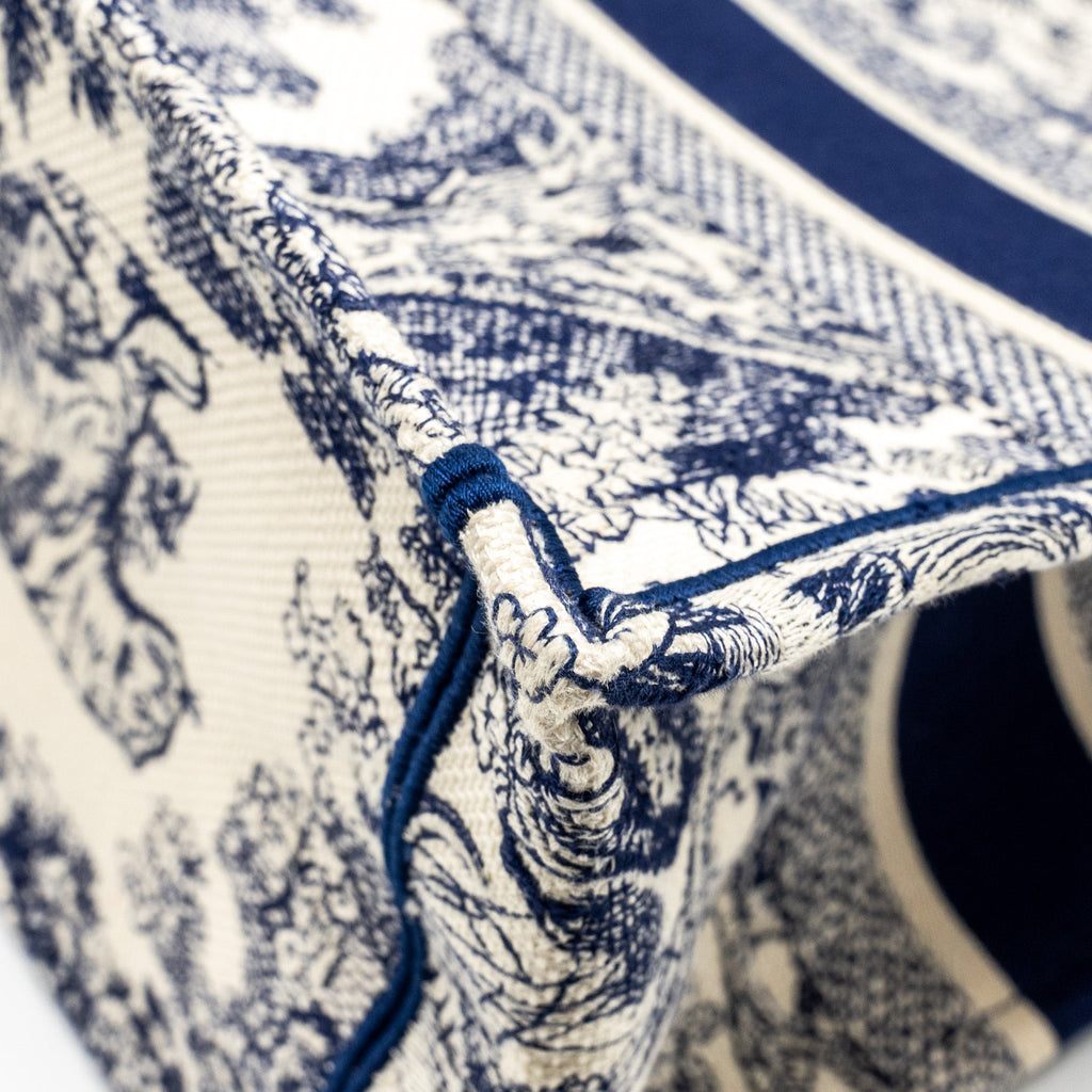 dior-medium-book-tote-toile-de-jouy-emboidery