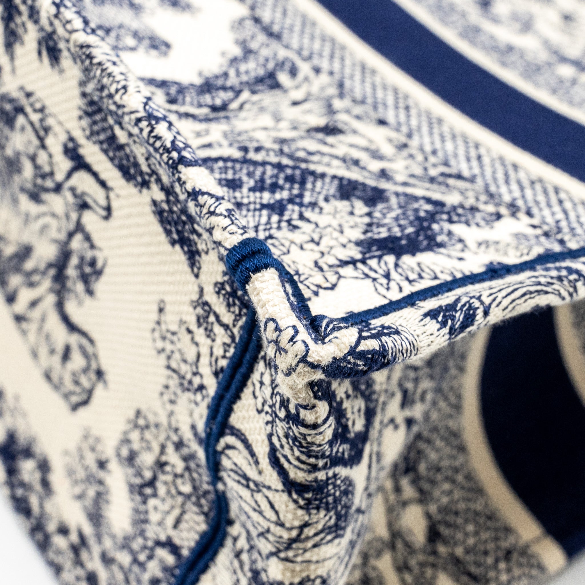 dior-medium-book-tote-toile-de-jouy-emboidery
