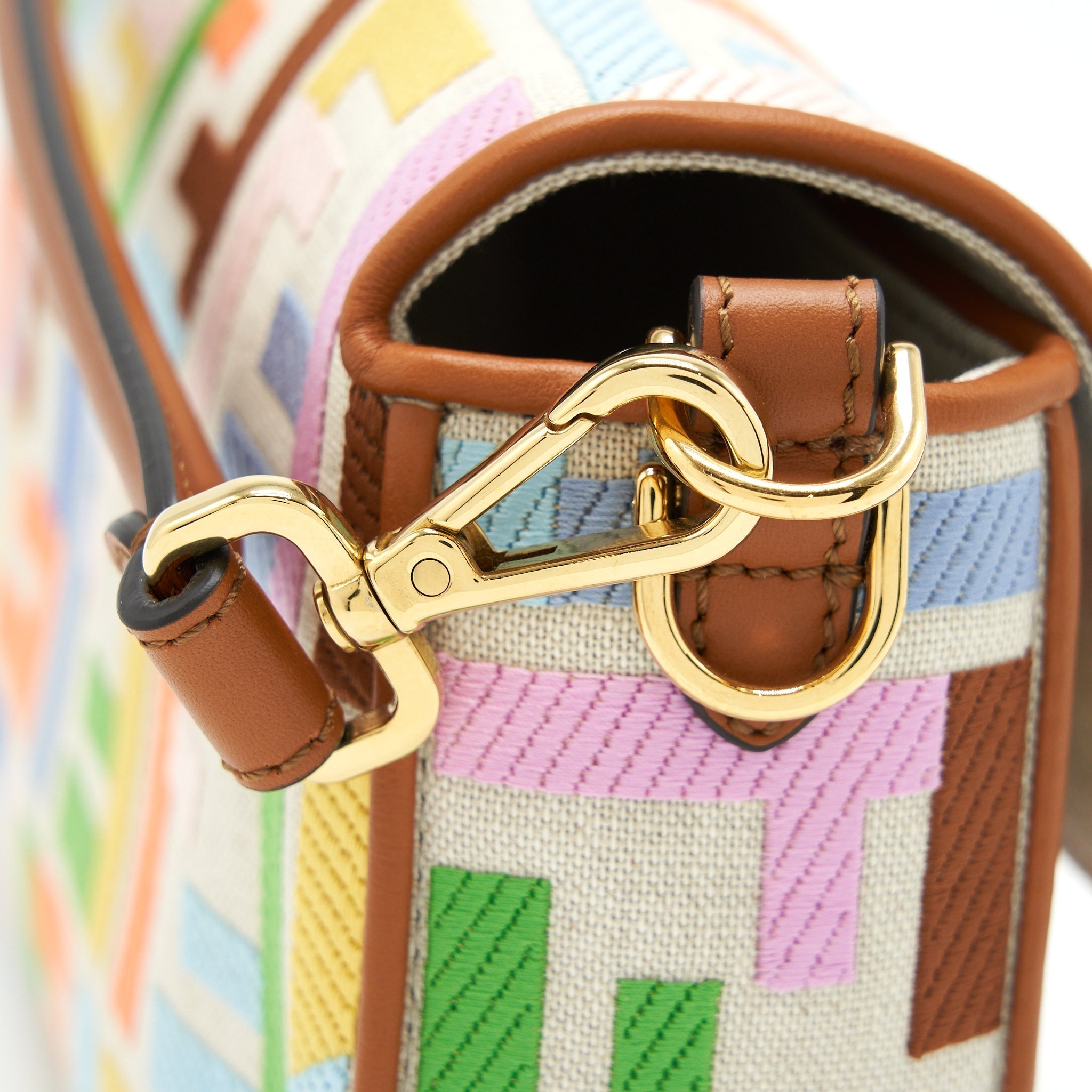 fendi-baguette-bag-in-ff-motif-canvas-multicolor