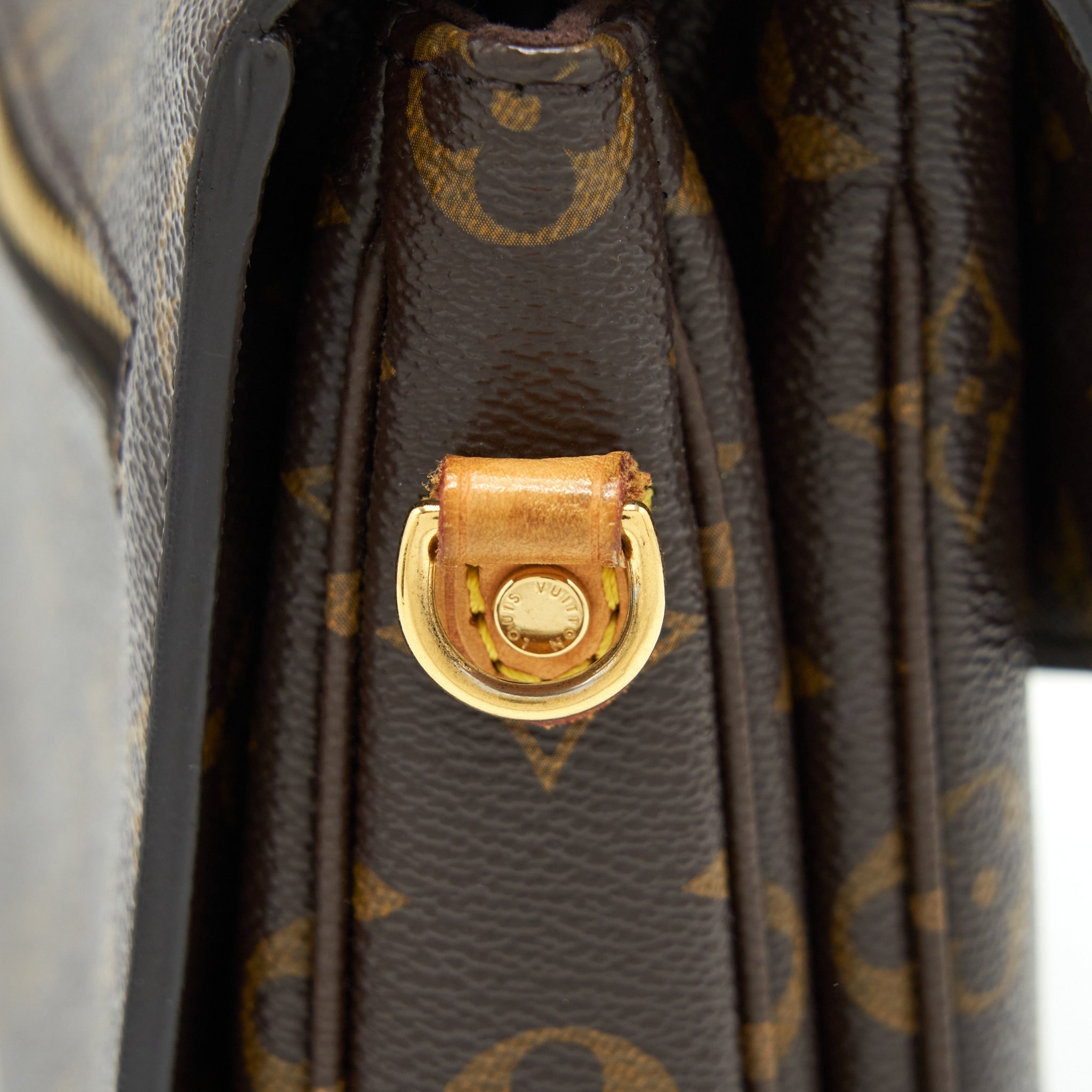 louis-vuitton-pochette-metis-monogram-canvas-year-2015