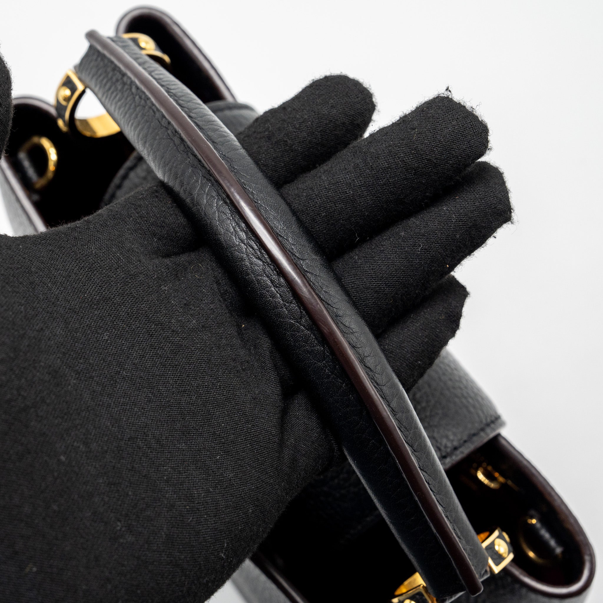louis-vuitton-capucines-bb-taurillon-calfskin-black-ghw
