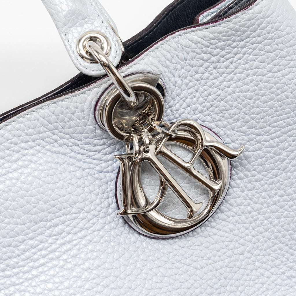 dior-diorissimo-tote-bag-grained-calfskin-light-grey-shw