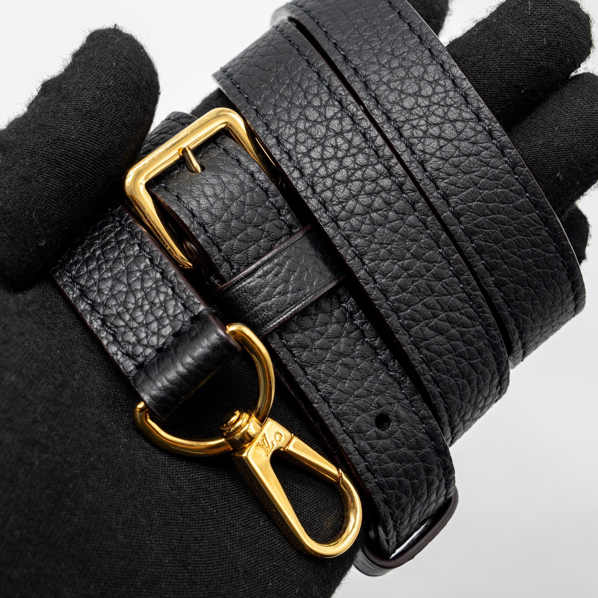 louis-vuitton-capucines-bb-taurillon-calfskin-black-ghw
