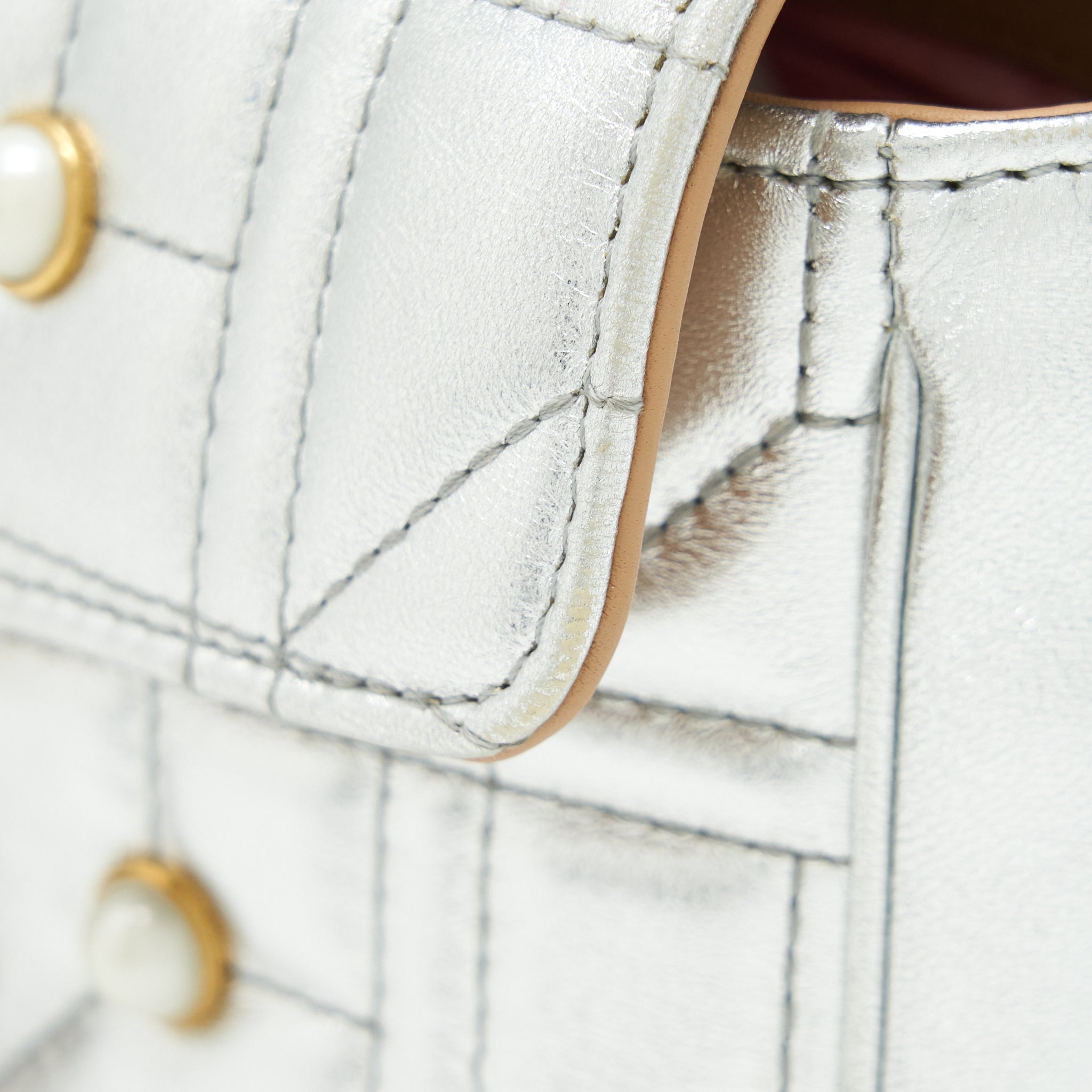 gucci-mini-gg-marmont-flap-bag-limiited-edition-silver-with-pearl-gold-hardware