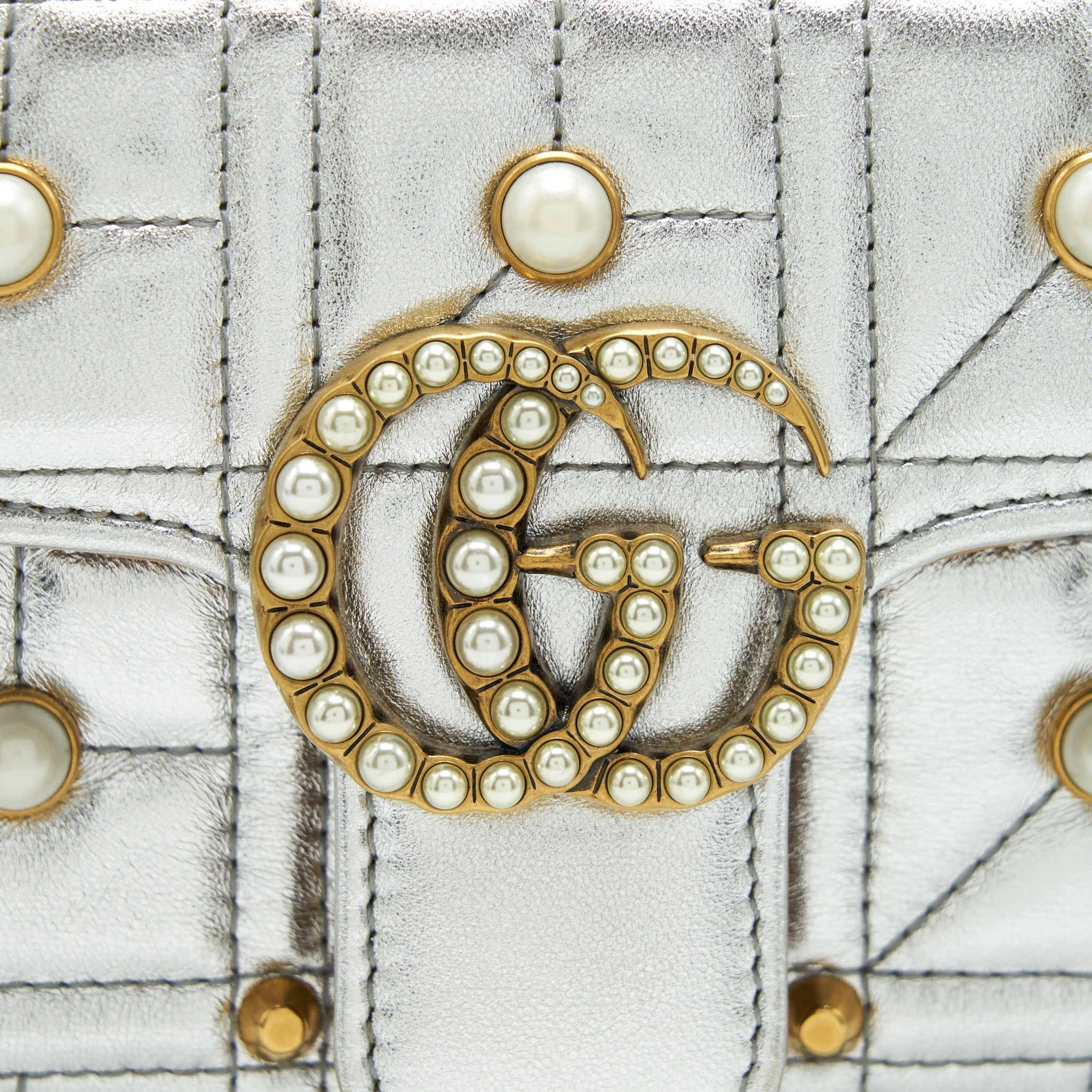 gucci-mini-gg-marmont-flap-bag-limiited-edition-silver-with-pearl-gold-hardware