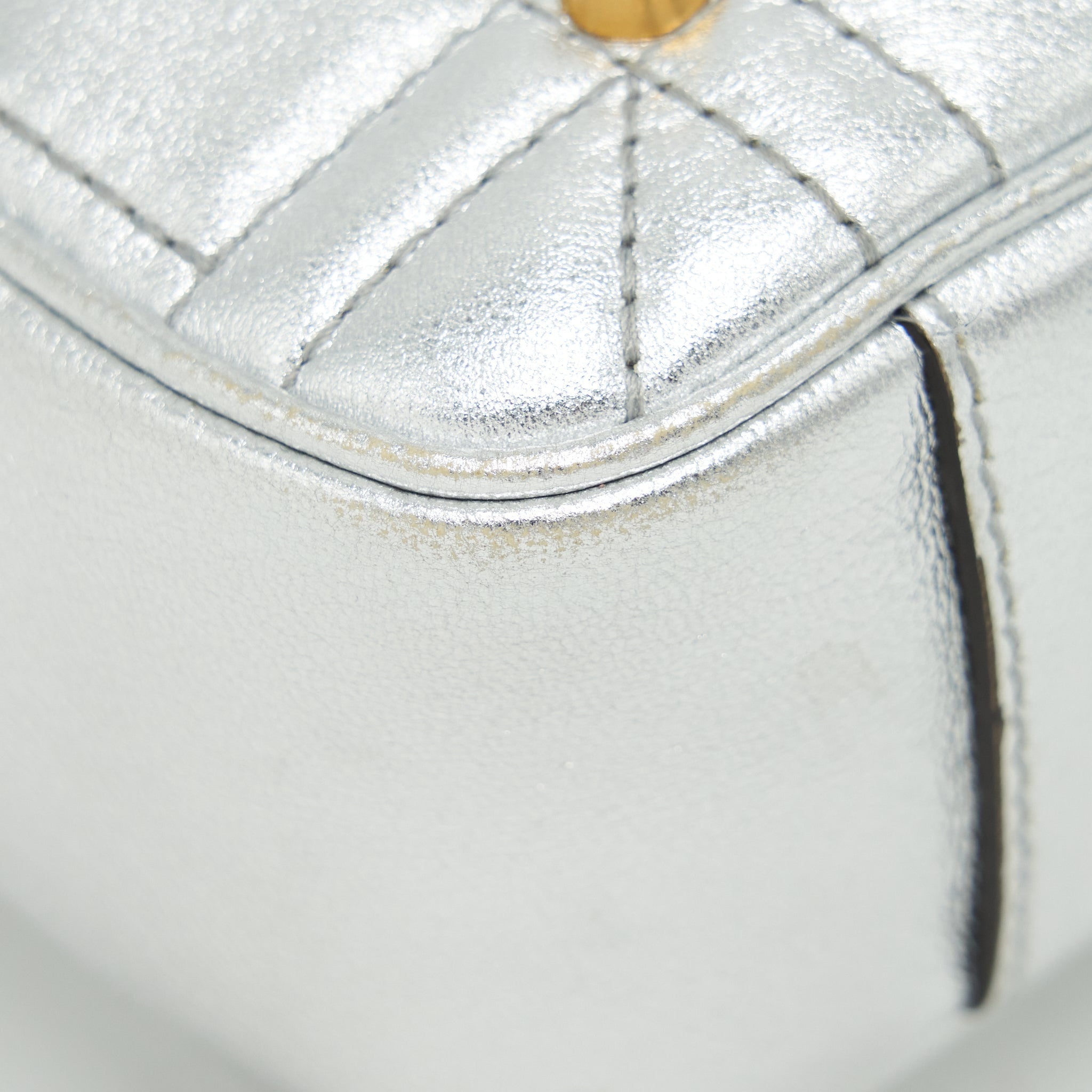 gucci-mini-gg-marmont-flap-bag-limiited-edition-silver-with-pearl-gold-hardware