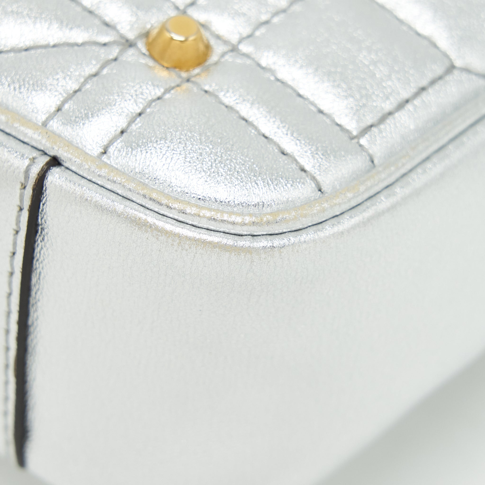 gucci-mini-gg-marmont-flap-bag-limiited-edition-silver-with-pearl-gold-hardware