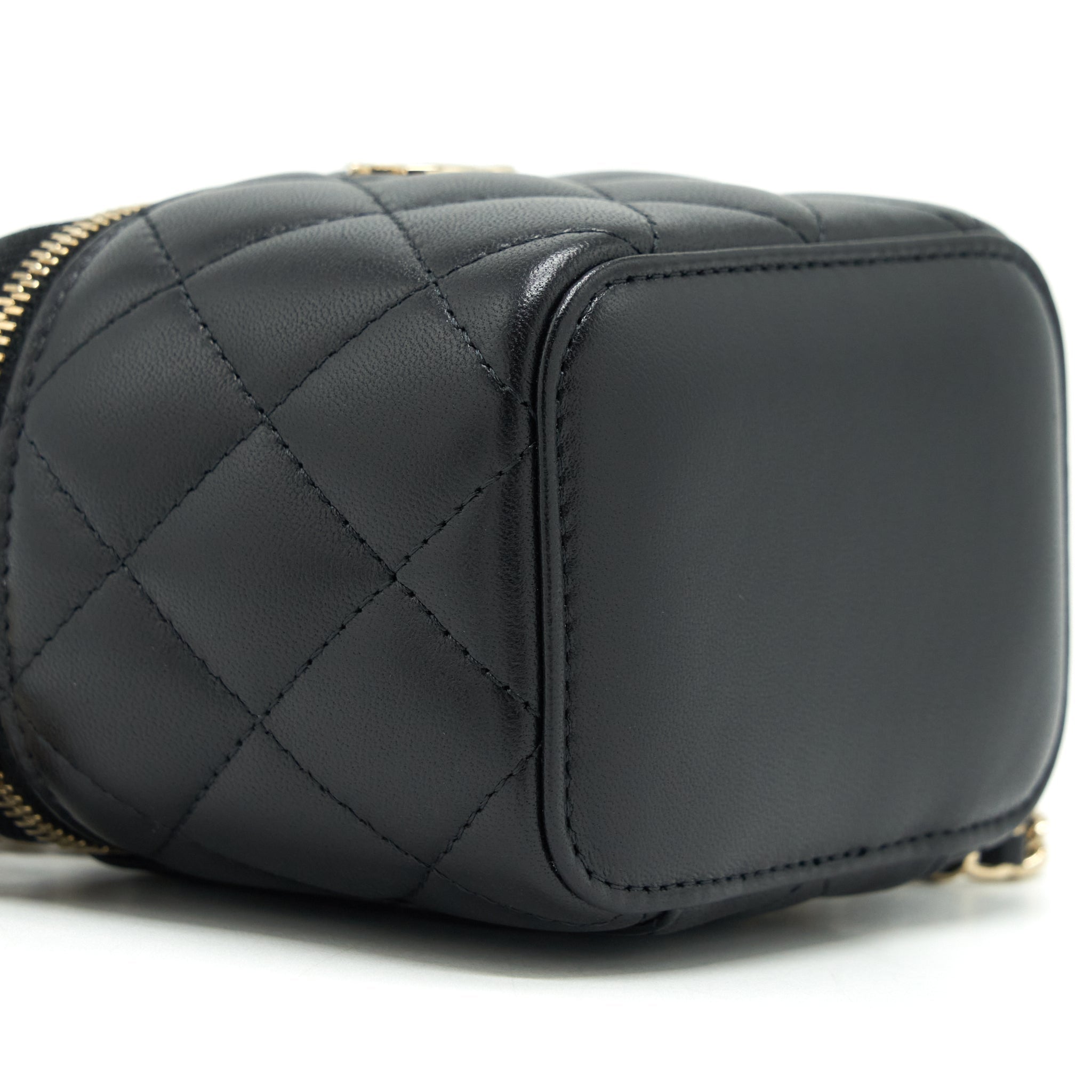 chanel-21p-top-handle-mini-vanity-with-chain-with-mirror-inside-lambskin-black-lghw