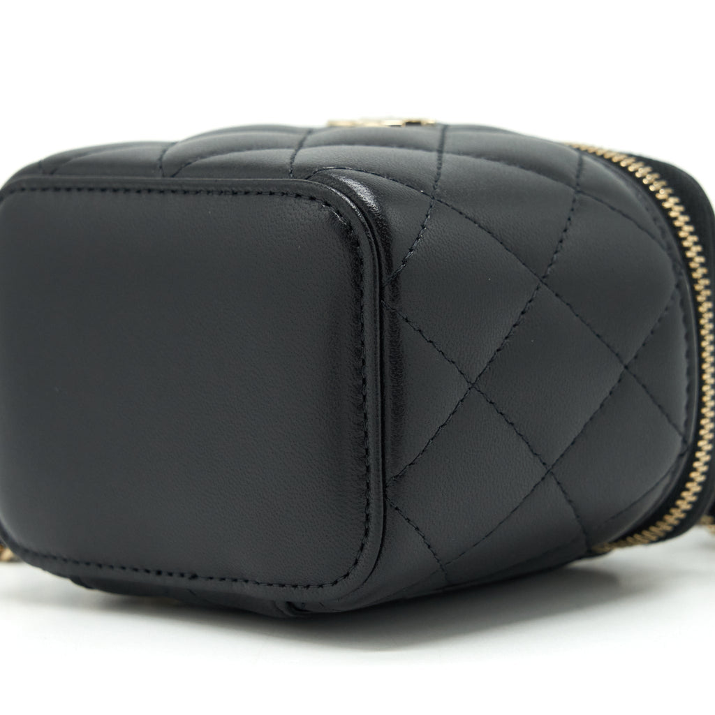chanel-21p-top-handle-mini-vanity-with-chain-with-mirror-inside-lambskin-black-lghw