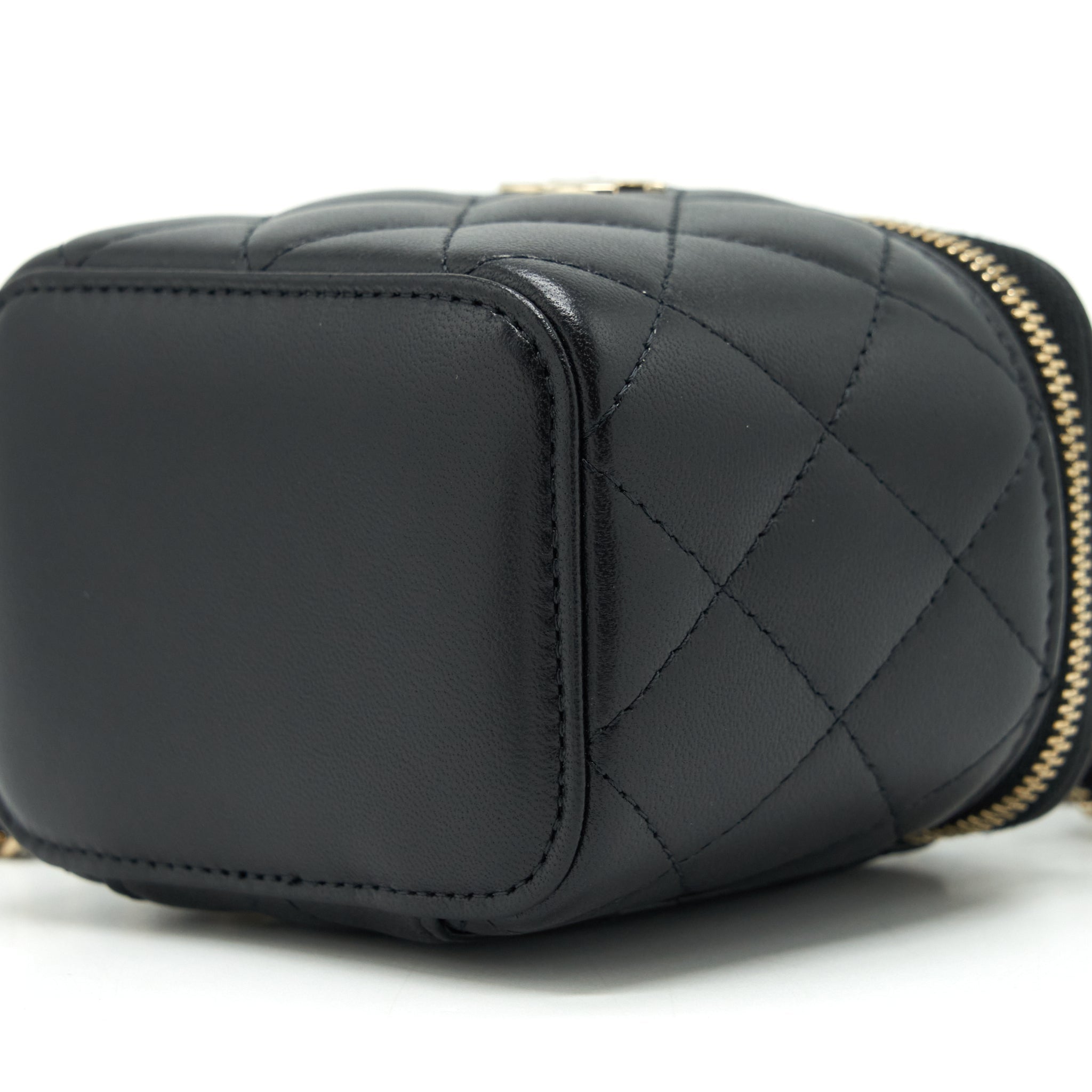 chanel-21p-top-handle-mini-vanity-with-chain-with-mirror-inside-lambskin-black-lghw