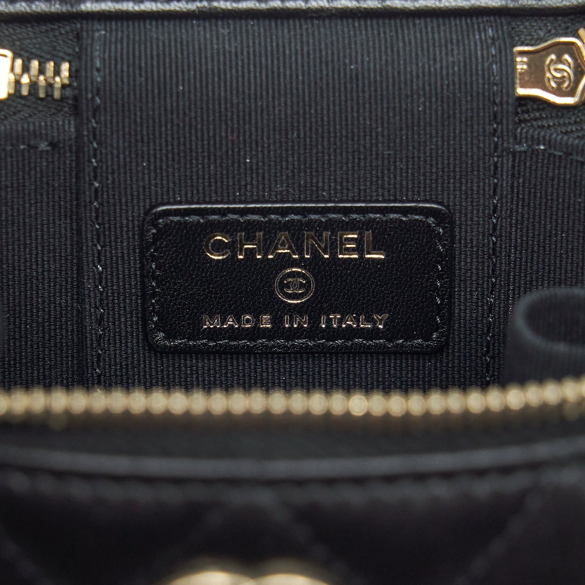 chanel-21p-top-handle-mini-vanity-with-chain-with-mirror-inside-lambskin-black-lghw