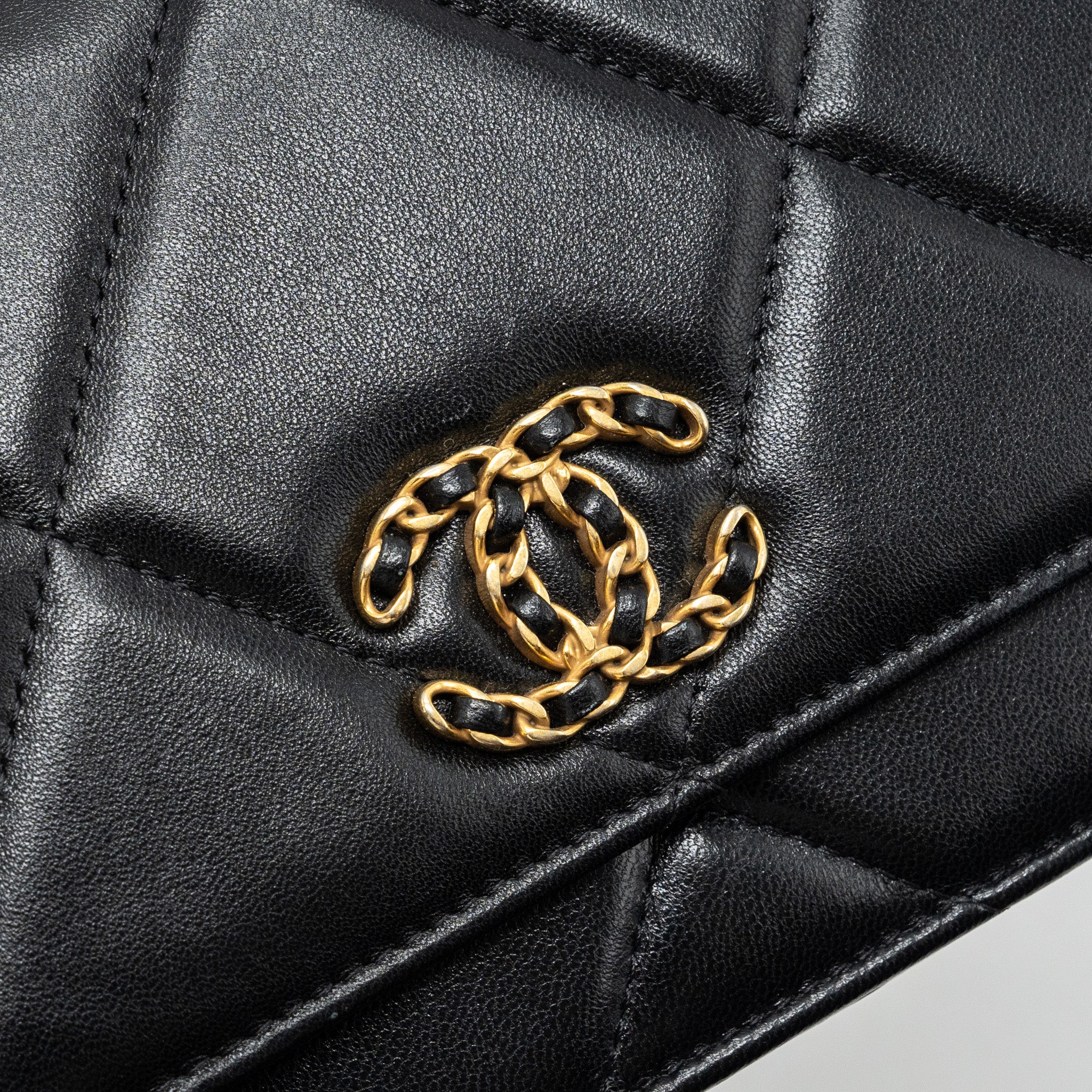 chanel-19-wallet-on-chain-lambskin-black-multicolor-hardware-microchip