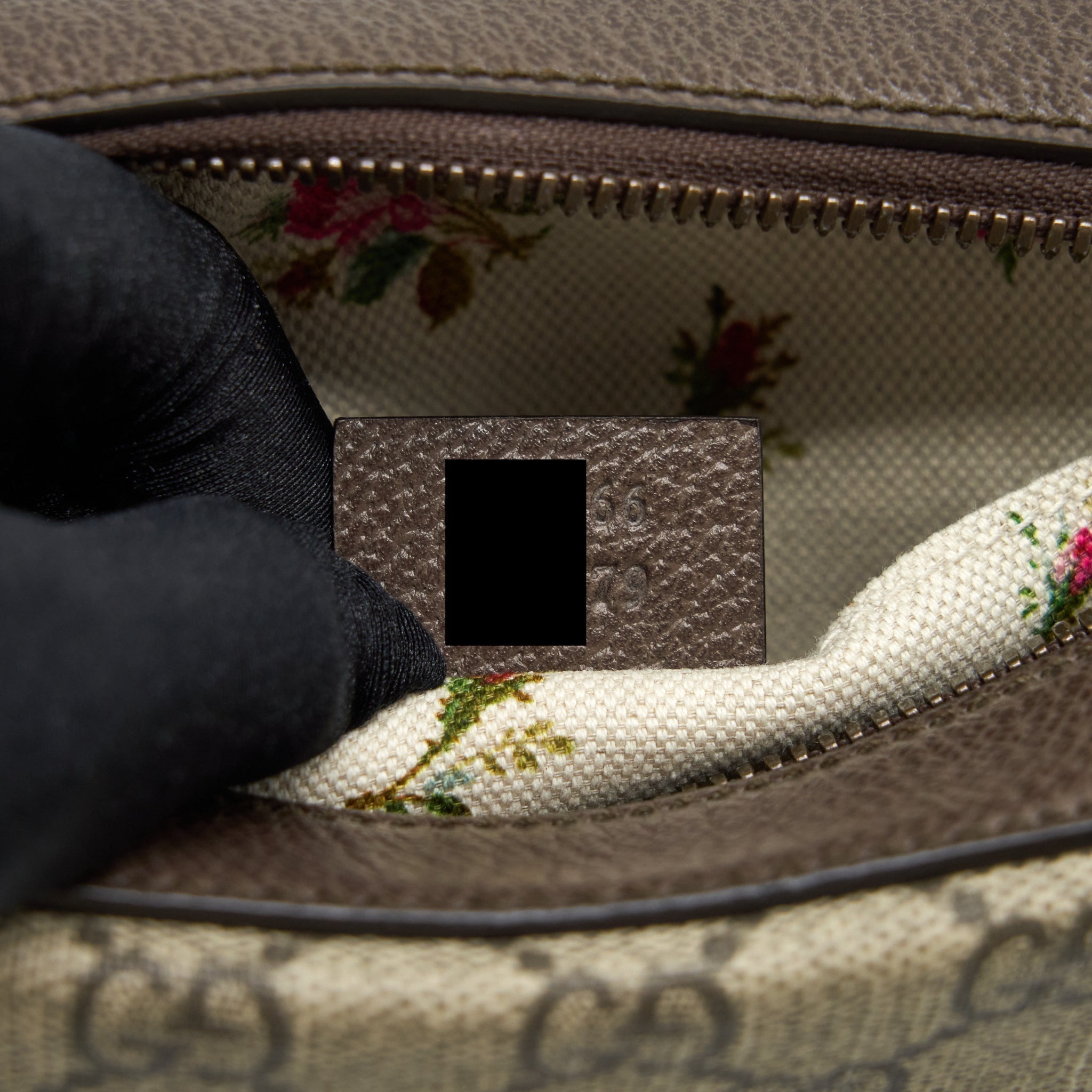 gucci-gg-supreme-camera-crossbody-bag