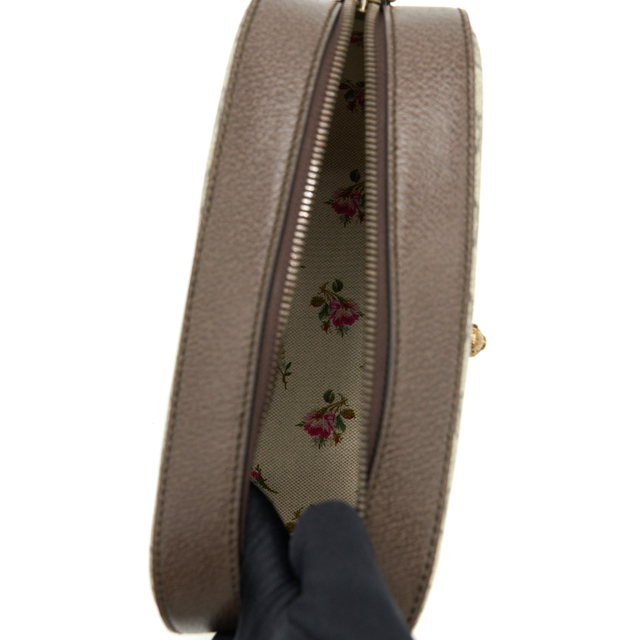 gucci-gg-supreme-camera-crossbody-bag