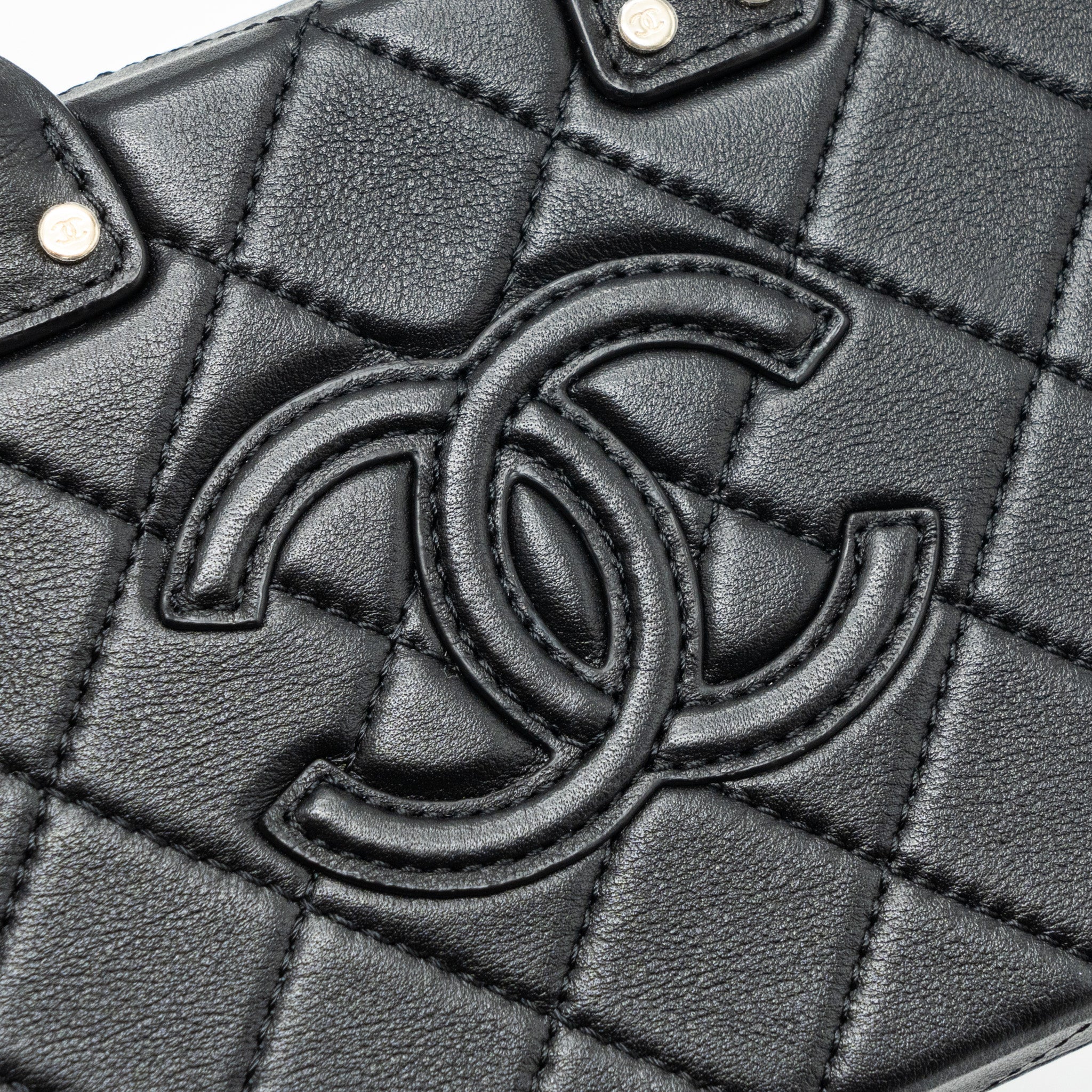 chanel-22b-top-handle-small-vanity-case-calfskin-black-ghwmicrochip-copy
