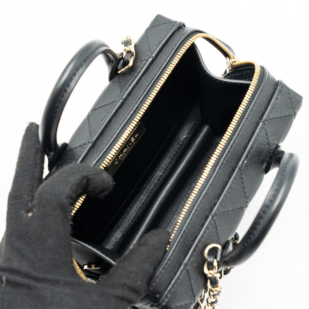 chanel-22b-top-handle-small-vanity-case-calfskin-black-ghwmicrochip-copy