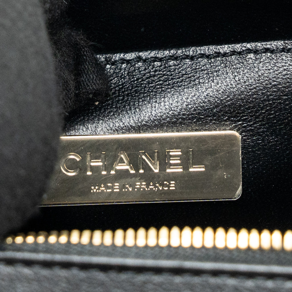 chanel-22b-top-handle-small-vanity-case-calfskin-black-ghwmicrochip-copy