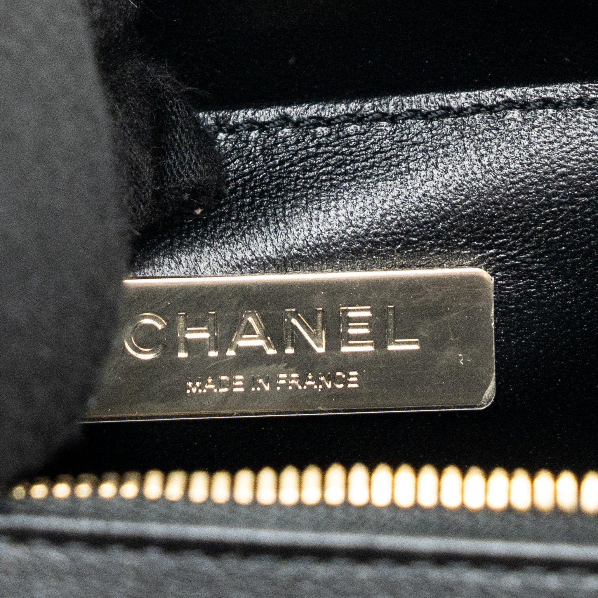 chanel-22b-top-handle-small-vanity-case-calfskin-black-ghwmicrochip-copy
