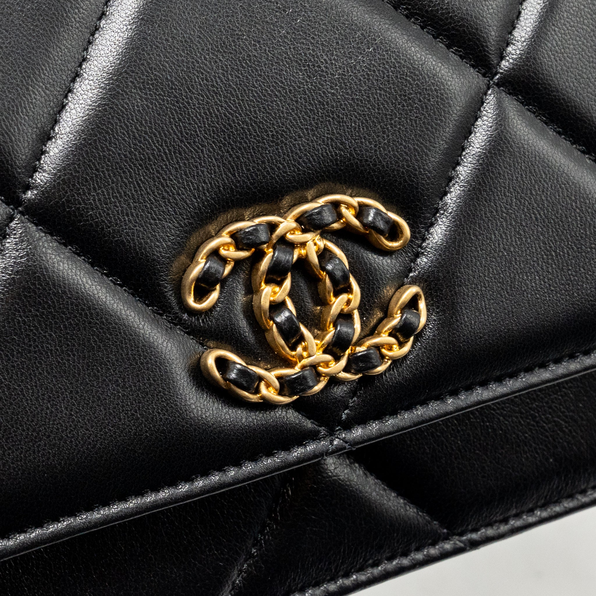 chanel-19-wallet-on-chain-lambskin-black-multicolour-hardware-2