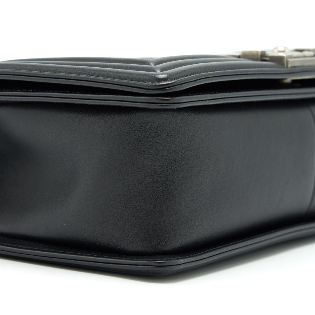 chanel-medium-boy-calfskin-black-ruthenium-hardware