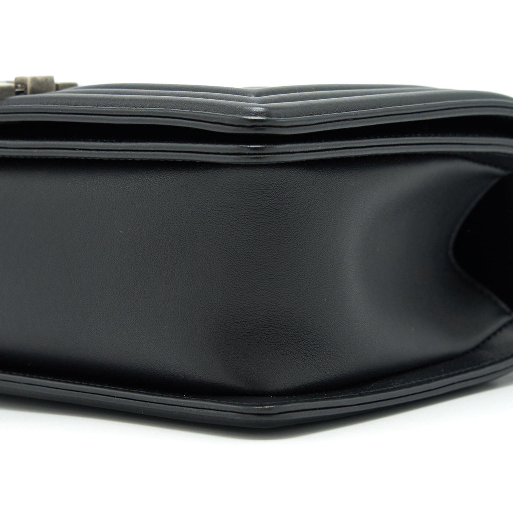 chanel-medium-boy-calfskin-black-ruthenium-hardware