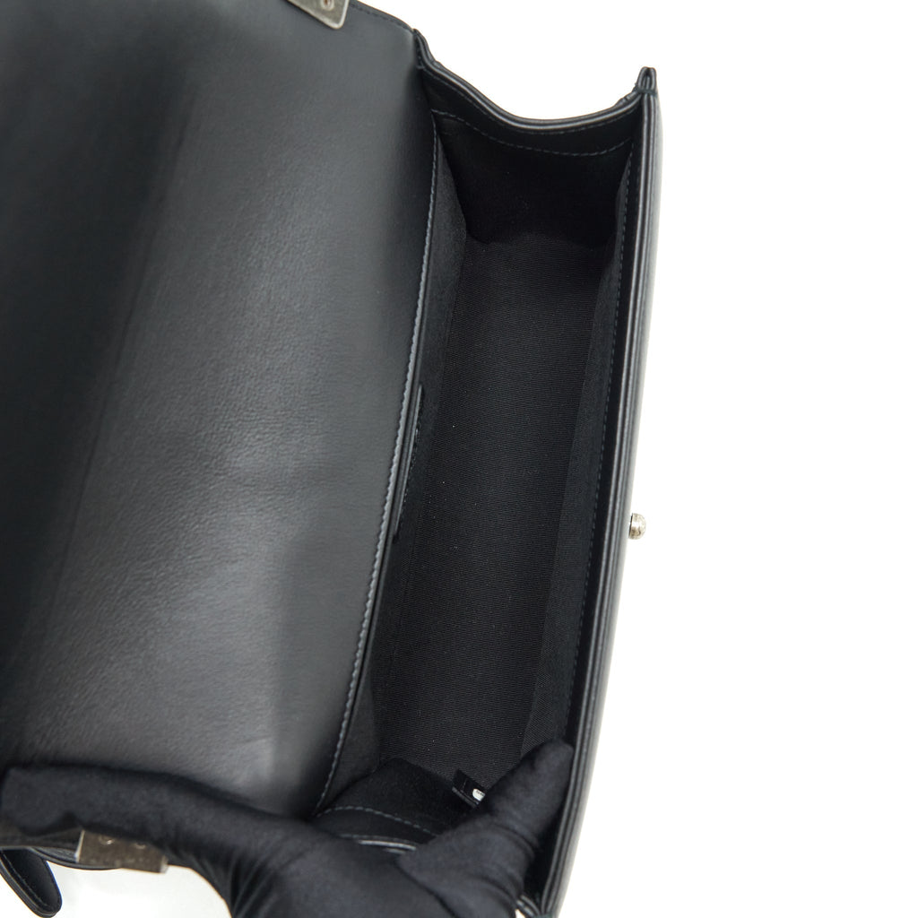 chanel-medium-boy-calfskin-black-ruthenium-hardware