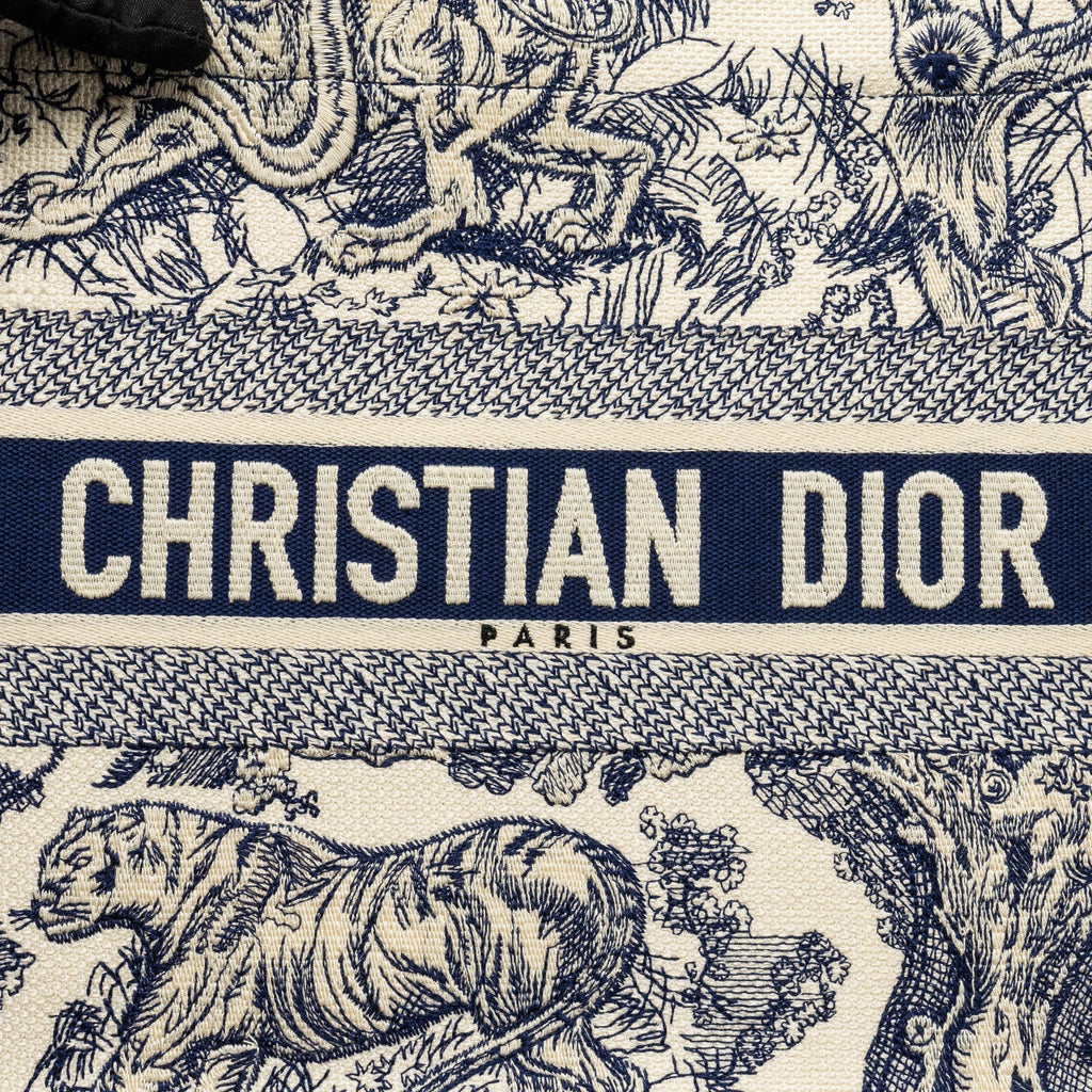 dior-medium-book-tote-toile-de-jouy-emboidery