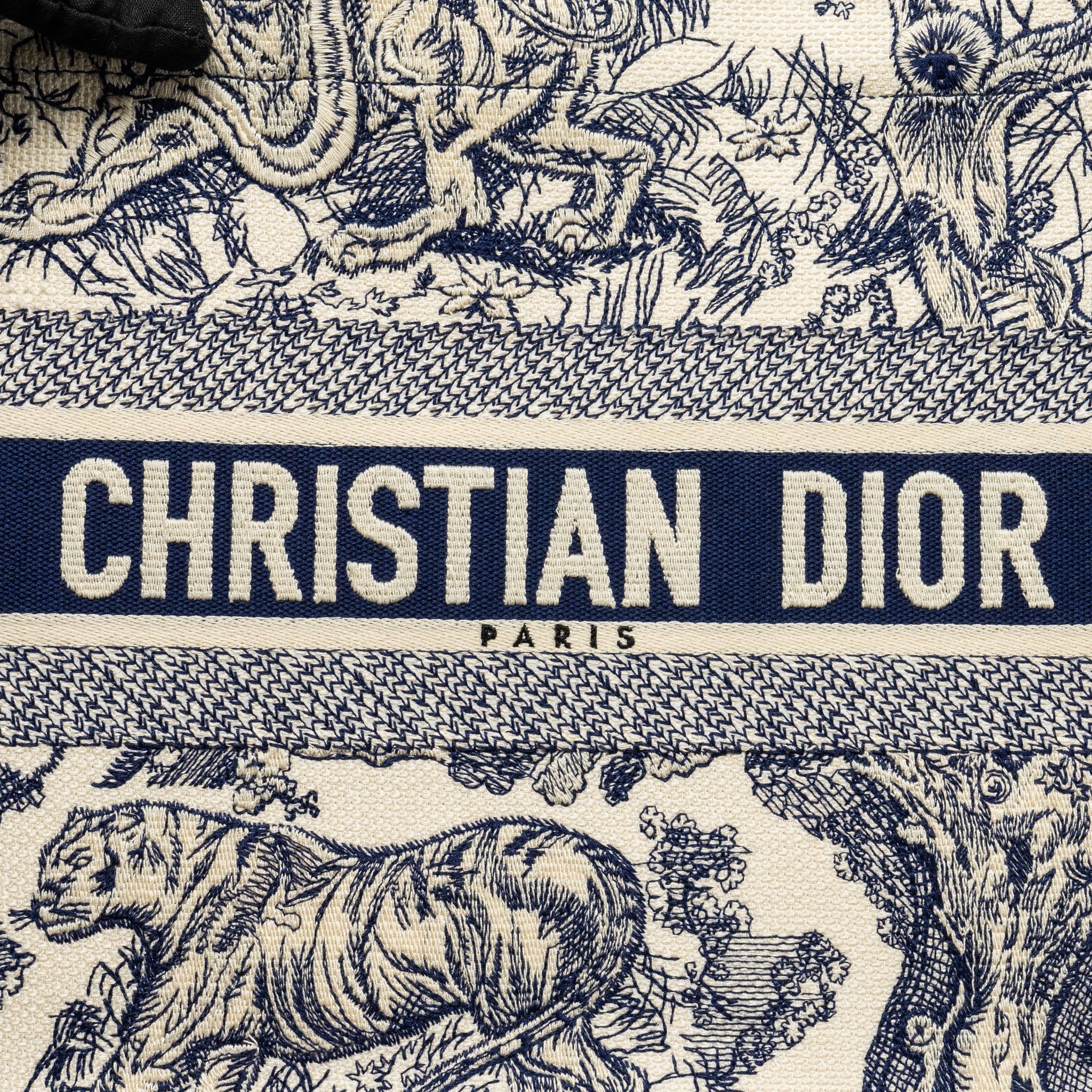 dior-medium-book-tote-toile-de-jouy-emboidery