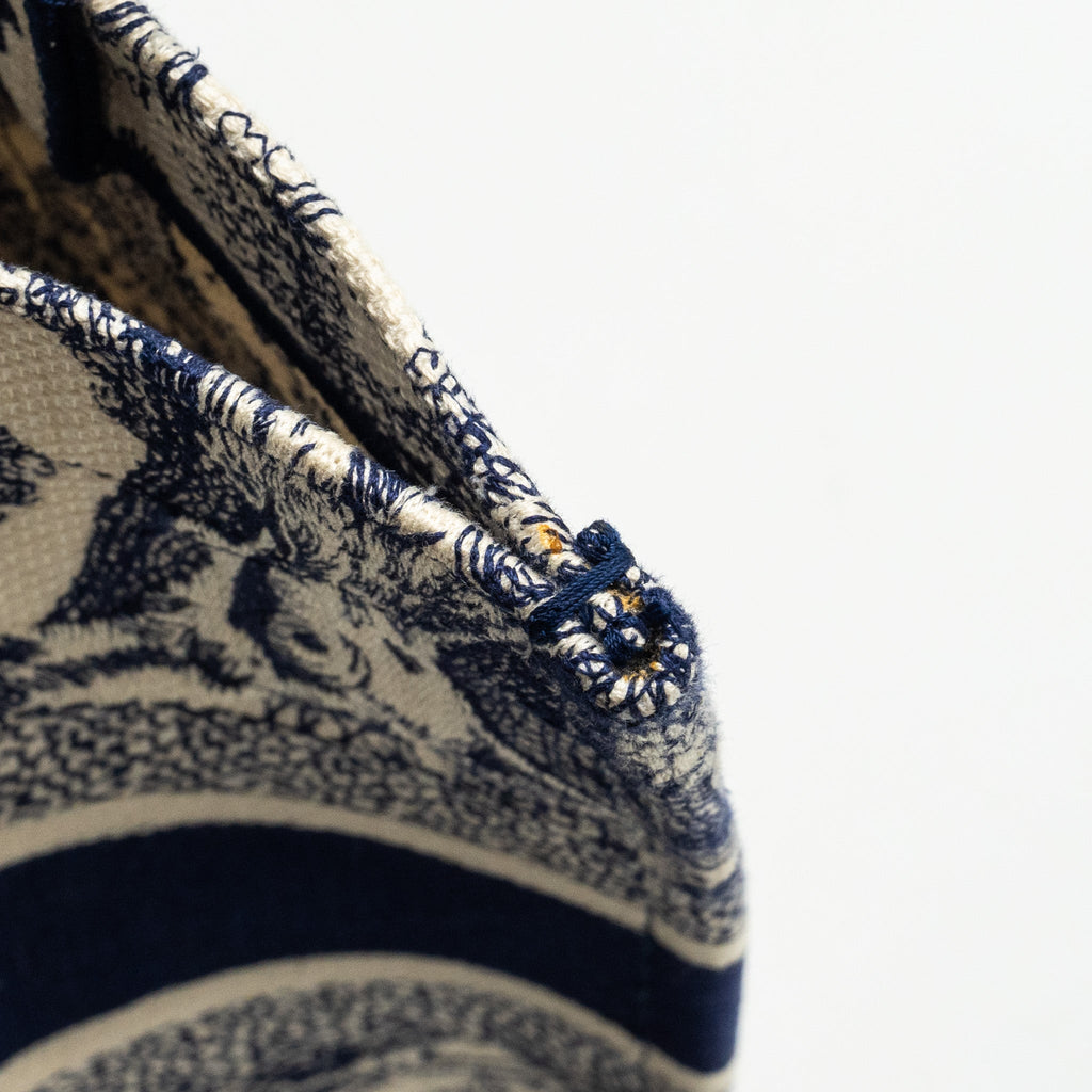 dior-medium-book-tote-toile-de-jouy-emboidery