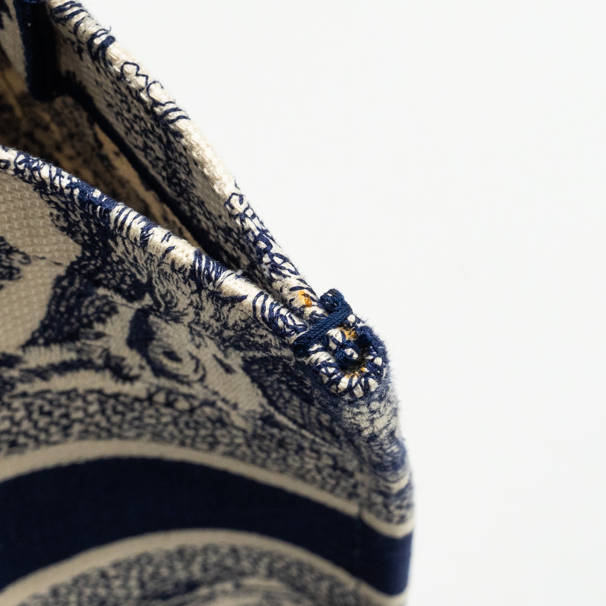 dior-medium-book-tote-toile-de-jouy-emboidery